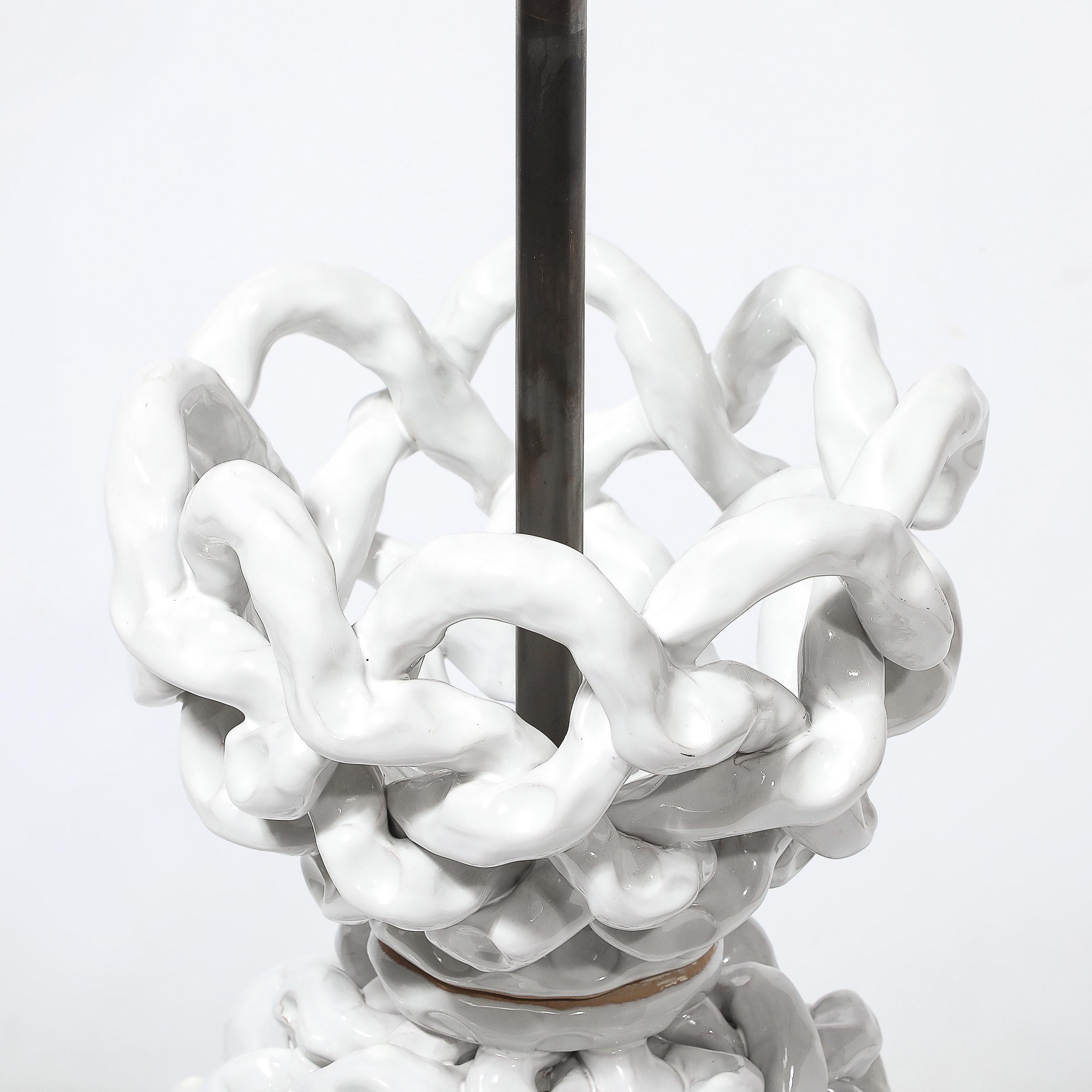 Milieu du XXe siècle Lampe de table en céramique blanche de forme ouverte du milieu du siècle dernier avec motifs sculpturaux tissés en vente