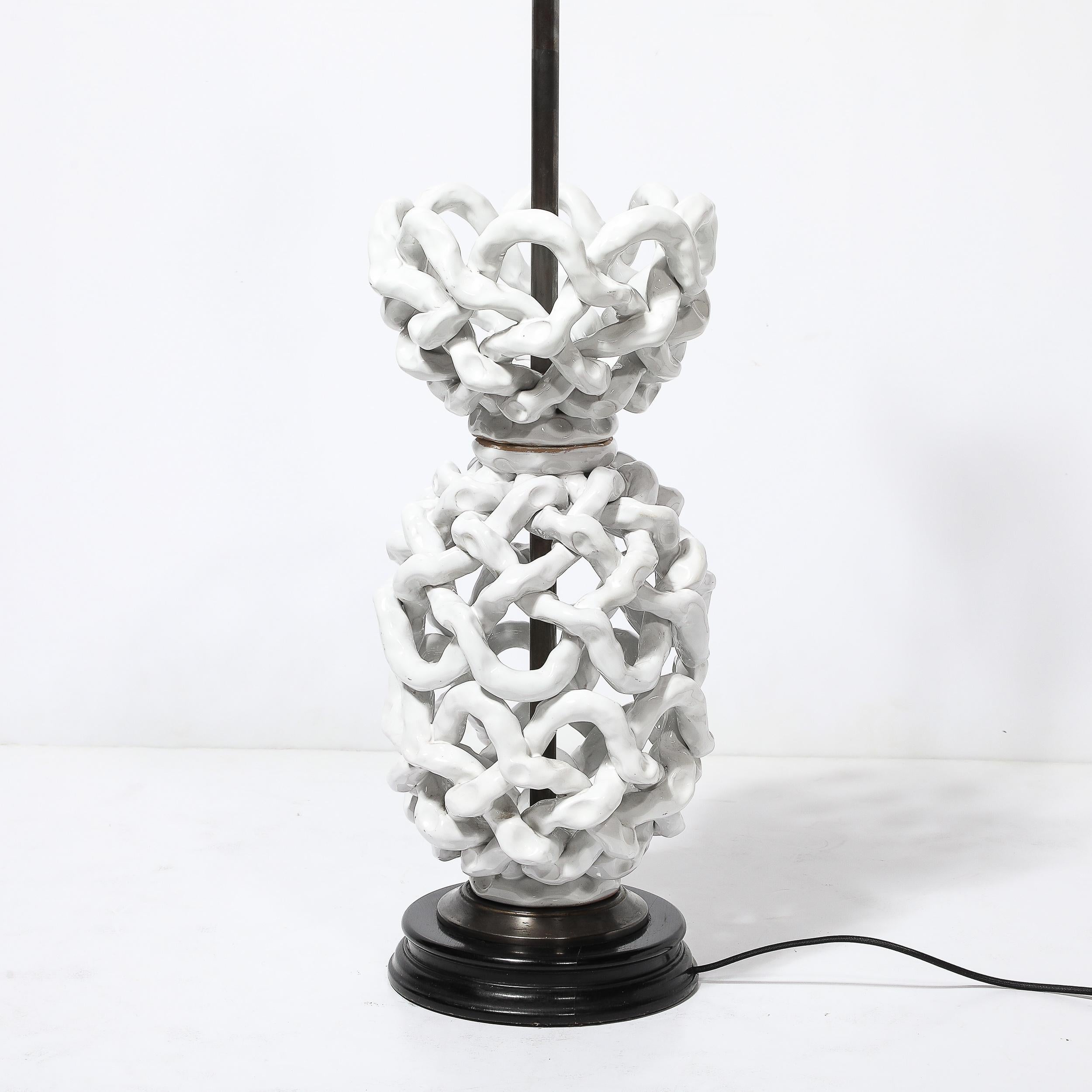 Céramique Lampe de table en céramique blanche de forme ouverte du milieu du siècle dernier avec motifs sculpturaux tissés en vente
