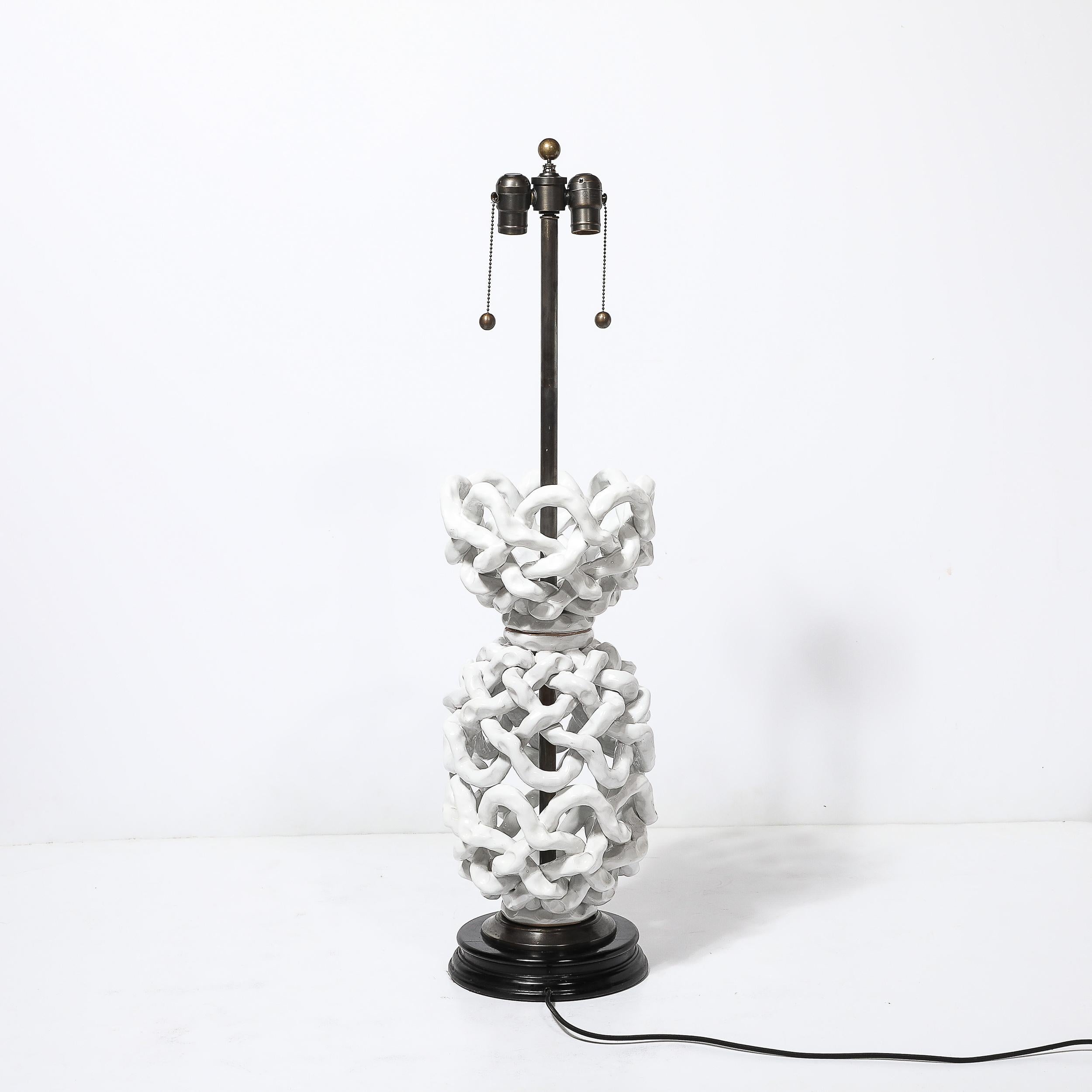 Lampe de table en céramique blanche de forme ouverte du milieu du siècle dernier avec motifs sculpturaux tissés en vente 1