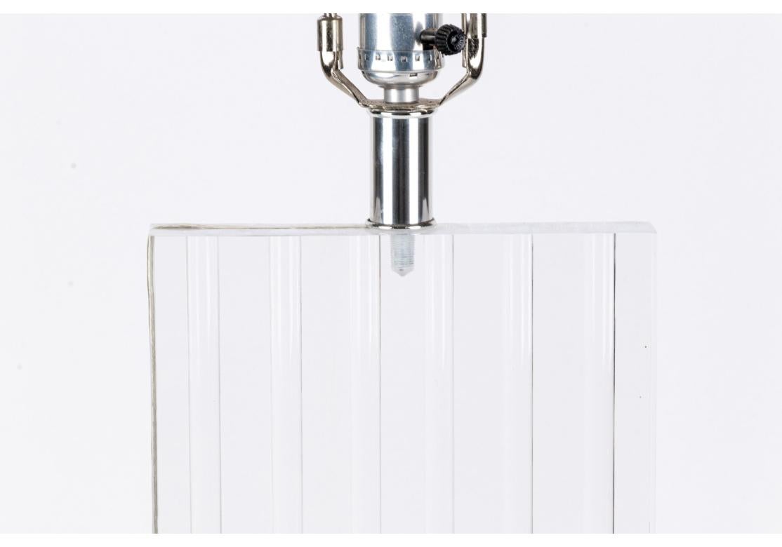 Lampada da tavolo in lucite ottica del metà secolo in vendita 5