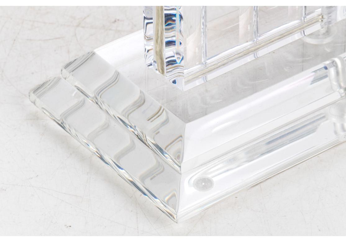 Lucite Lampada da tavolo in lucite ottica del metà secolo in vendita