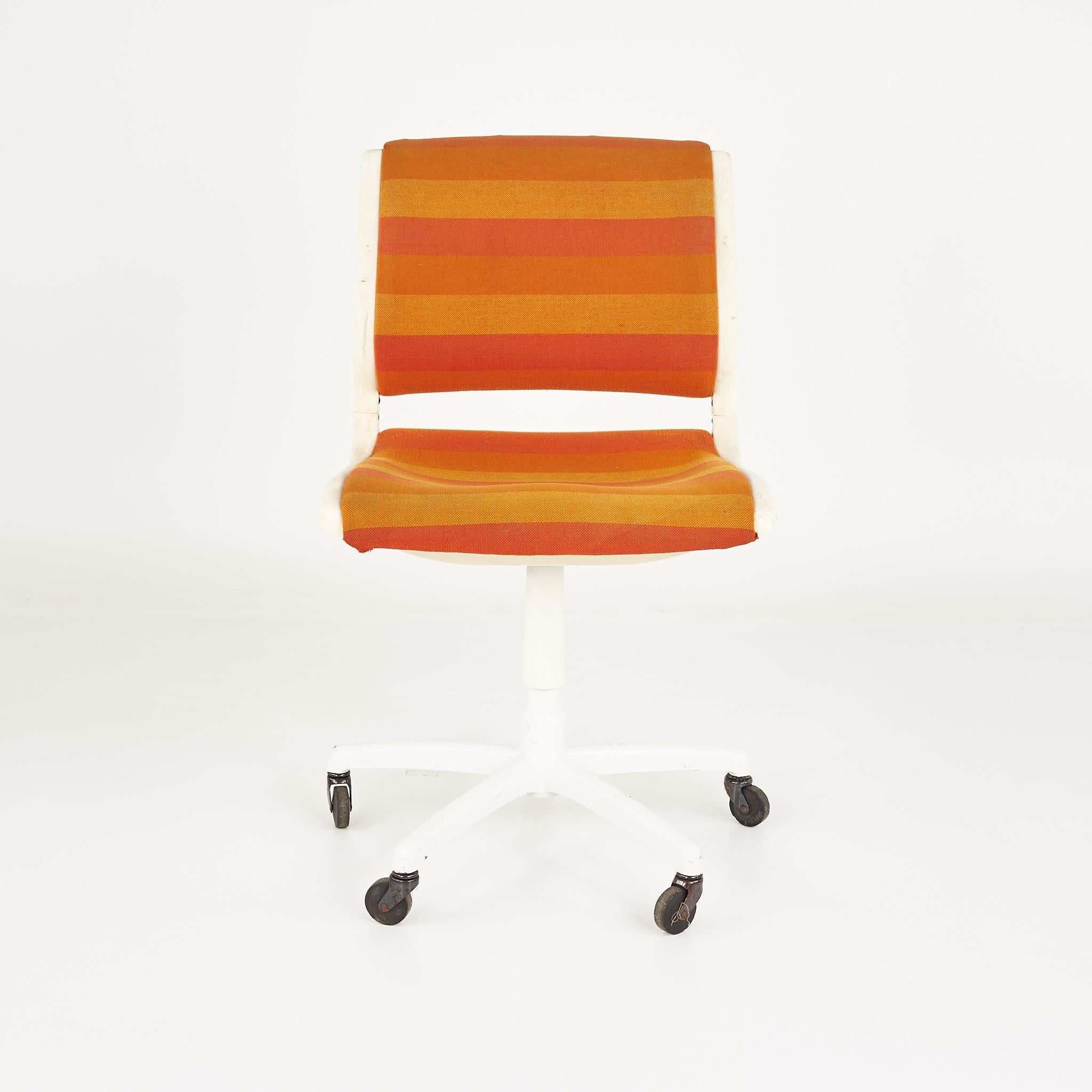 Mid century orange and white desk chair

This chair measures: 20.5 wide x 29 deep x 35 inches high, with a seat height of 25 inches

?All pieces of furniture can be had in what we call restored vintage condition. That means the piece is restored