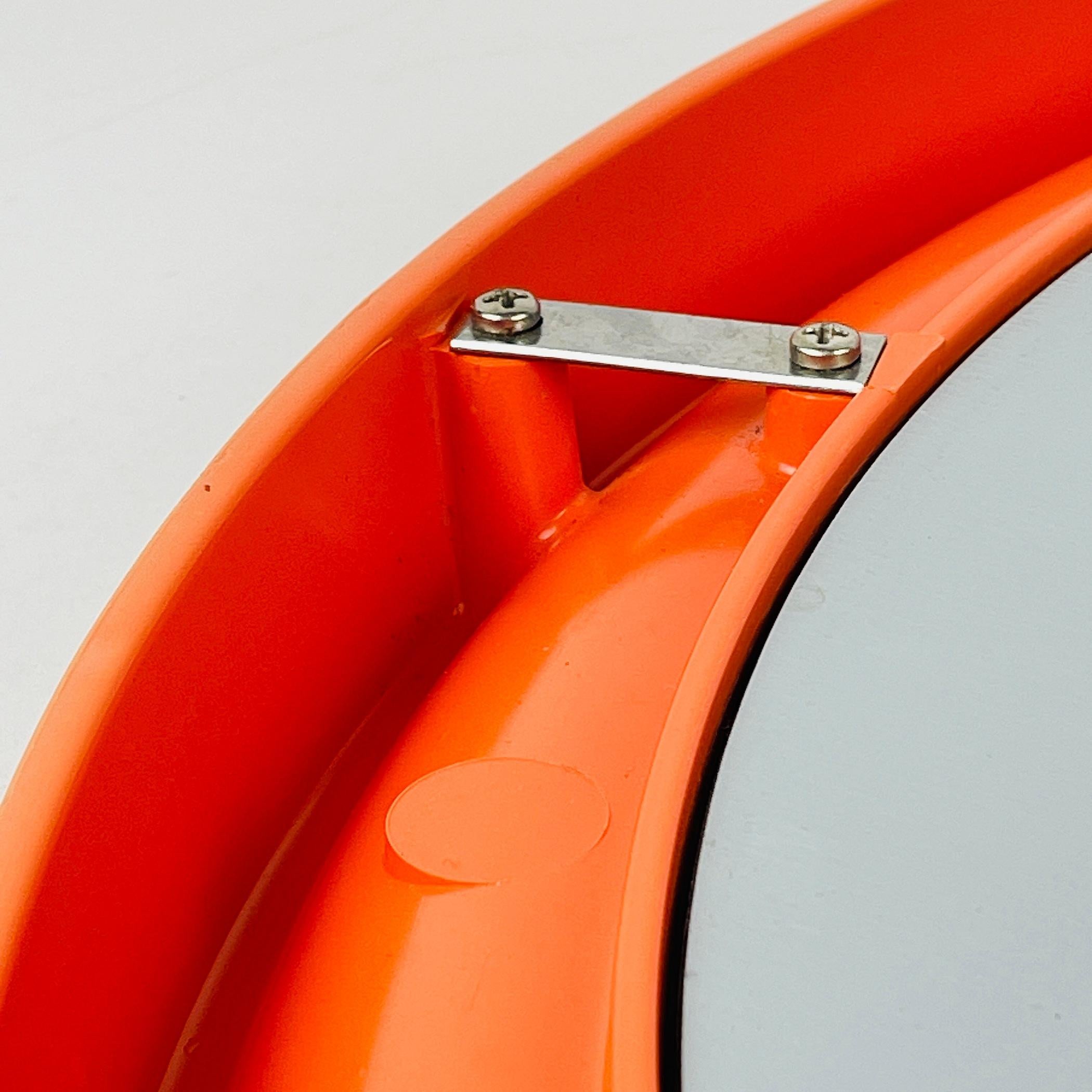 Miroir en bakélite orange du milieu du siècle dernier, modèle Carrara & Matta, Amérique, Italie, années 1970 en vente 5