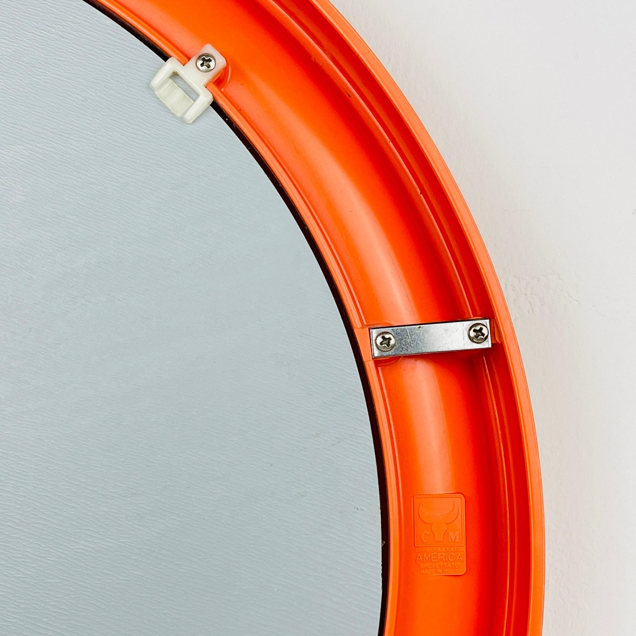 italien Miroir en bakélite orange du milieu du siècle dernier, modèle Carrara & Matta, Amérique, Italie, années 1970 en vente