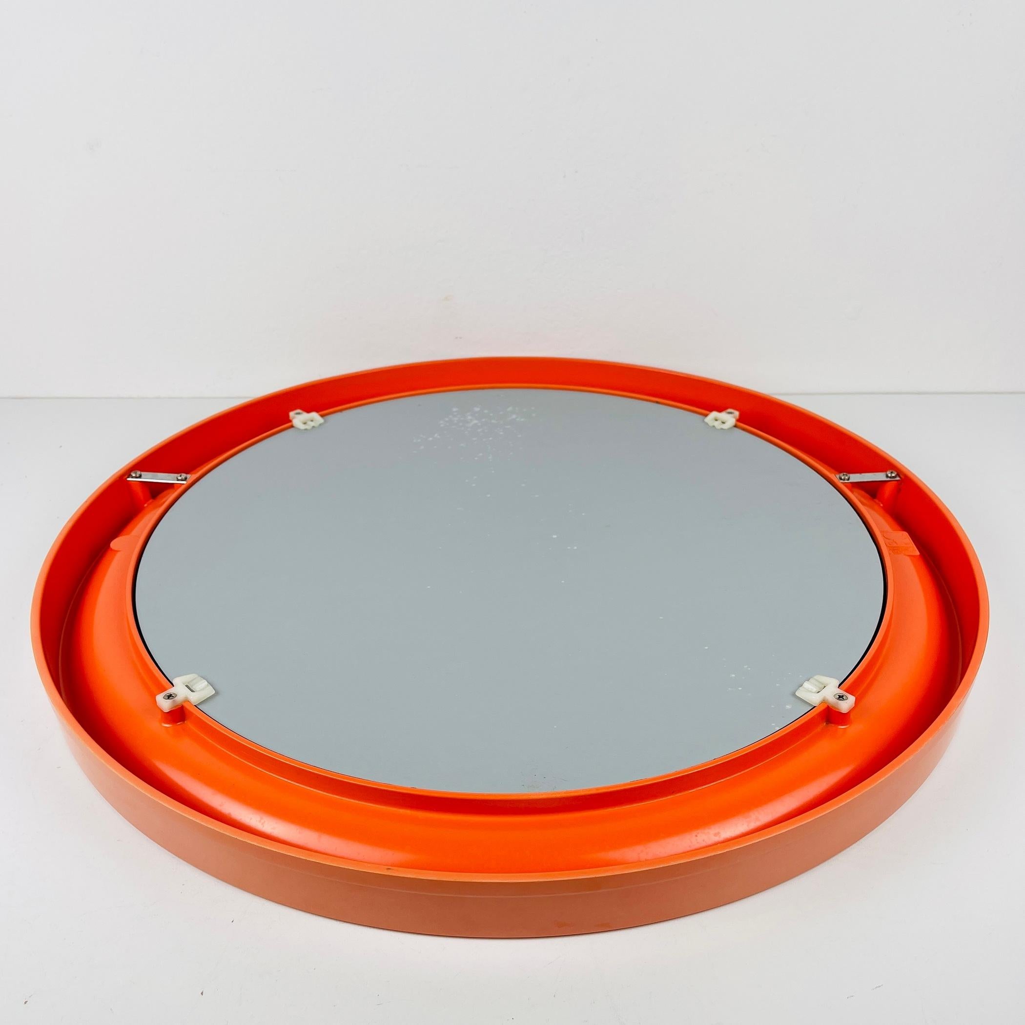 Miroir en bakélite orange du milieu du siècle dernier, modèle Carrara & Matta, Amérique, Italie, années 1970 en vente 1