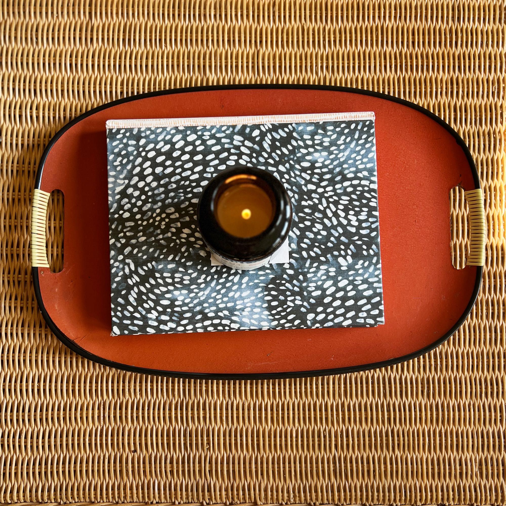 Orange-schwarzes Serviertablett mit elfenbeinfarbenen Griffen aus der Mitte des Jahrhunderts, ca. 1960-70er Jahre im Angebot 3