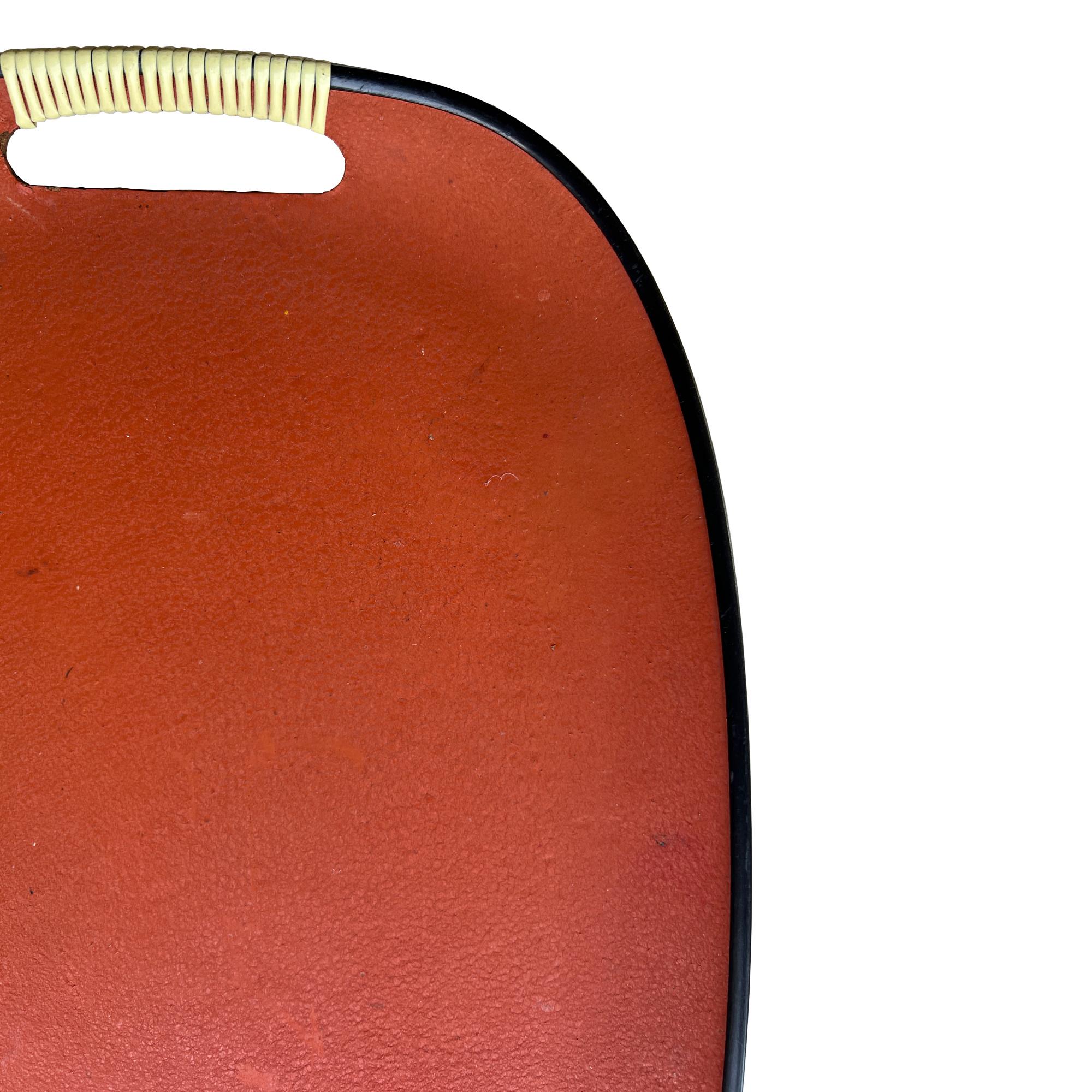 Orange-schwarzes Serviertablett mit elfenbeinfarbenen Griffen aus der Mitte des Jahrhunderts, ca. 1960-70er Jahre (Space Age) im Angebot