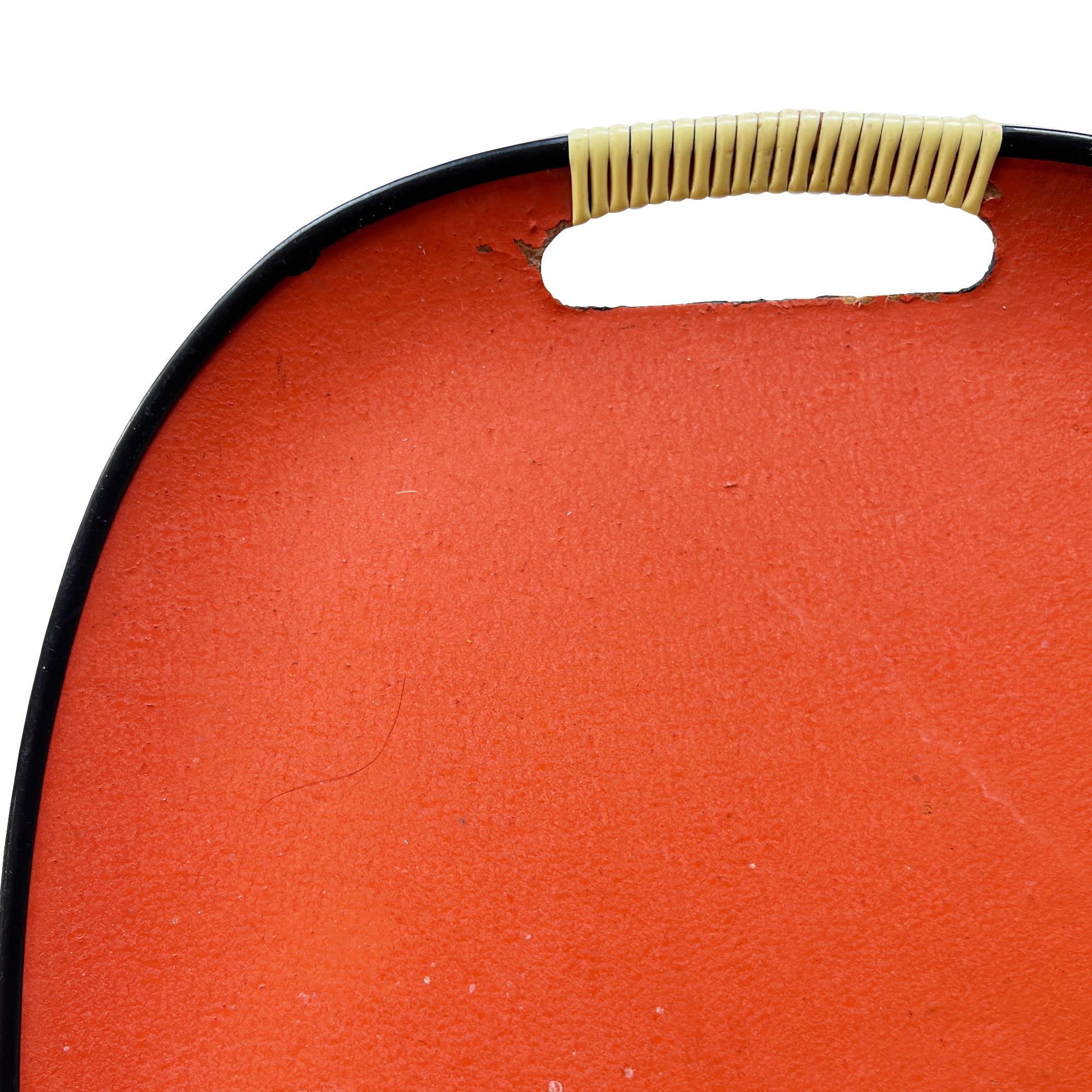 Orange-schwarzes Serviertablett mit elfenbeinfarbenen Griffen aus der Mitte des Jahrhunderts, ca. 1960-70er Jahre (amerikanisch) im Angebot