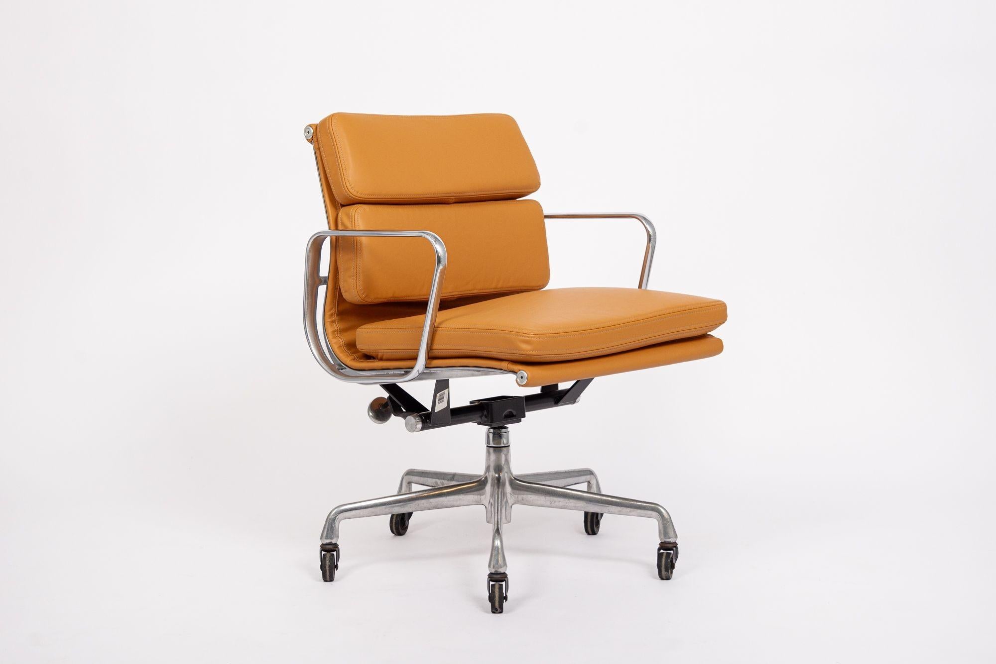 This authentic Eames for Herman Miller Soft Pad Management Height mustard orange brown leather office chair from the Aluminum Group Collection was manufactured in the 2000s. This classic mid century modern office chair was first introduced in 1969