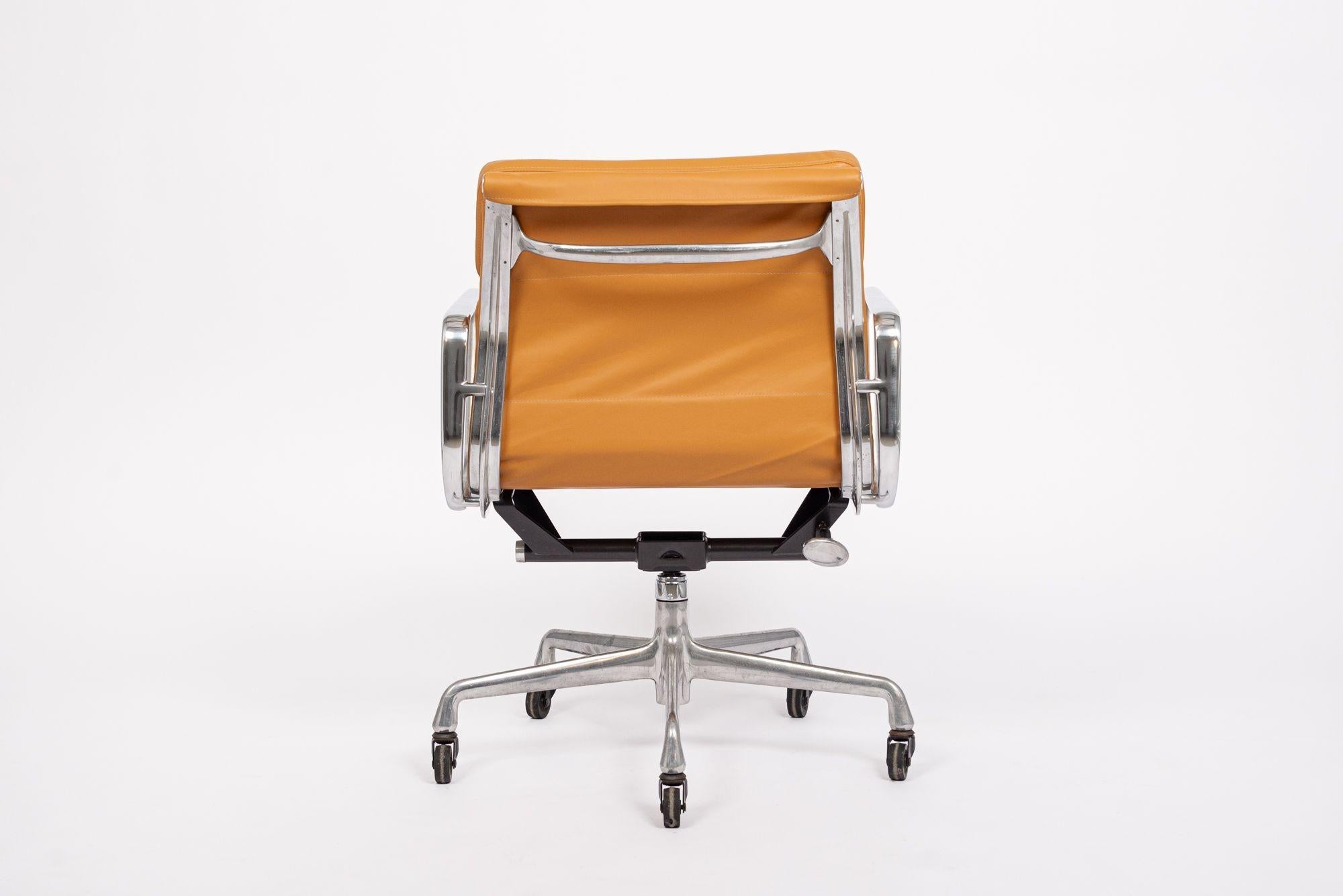 XXIe siècle et contemporain Chaise de bureau du milieu du siècle en cuir orange et Brown par Eames pour Herman Miller années 2000 en vente