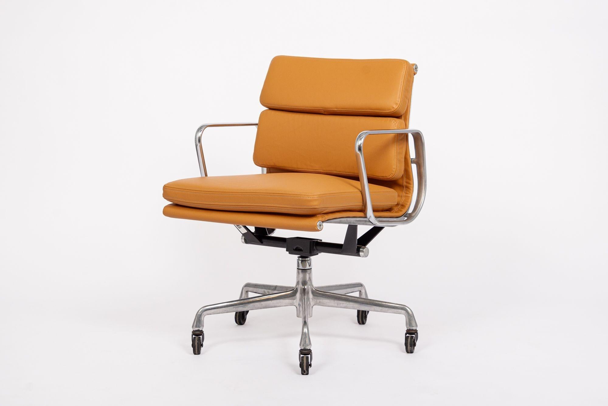 Chaise de bureau du milieu du siècle en cuir orange et Brown par Eames pour Herman Miller années 2000 en vente 1