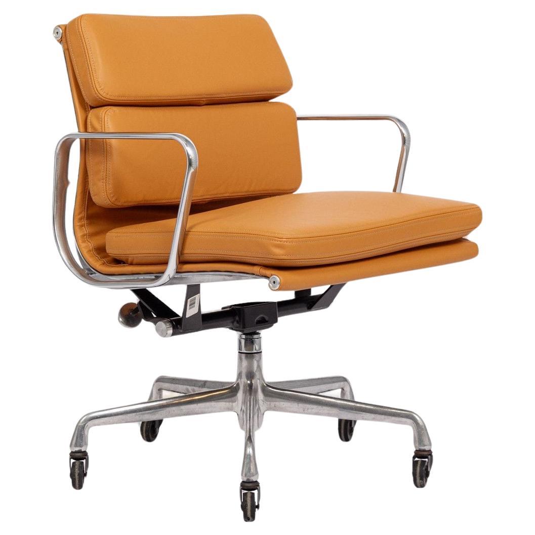 Chaise de bureau du milieu du siècle en cuir orange et Brown par Eames pour Herman Miller années 2000 en vente