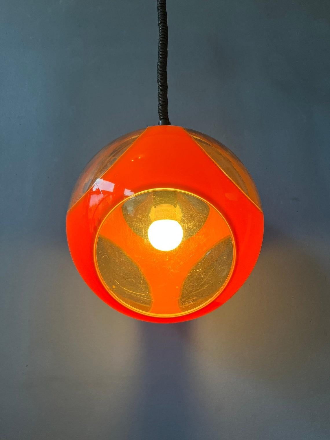 Lampe suspendue iconique à œil d'insecte orange de Massive, souvent attribuée à Luigi Colani. La lampe nécessite une ampoule E27/26.

Informations complémentaires :
Matériaux : Métal, plastique
Période : 1970s
Dimensions : ø Abat-jour : 28