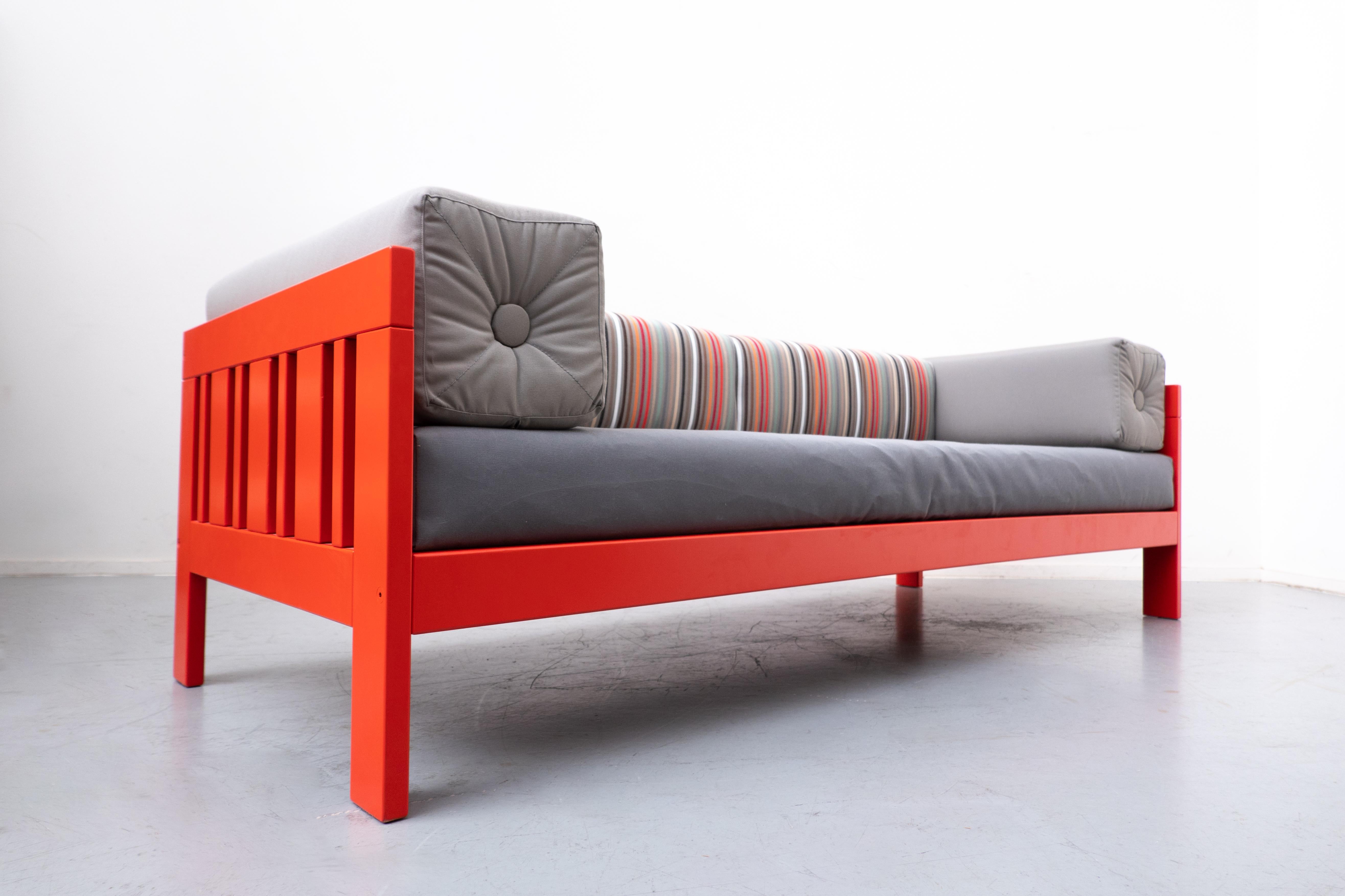 Orangefarbenes Sofa 
