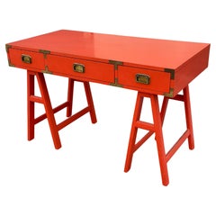 Orangefarbener Campaigner-Schreibtisch aus der Jahrhundertmitte, CIRCA 1960er Jahre