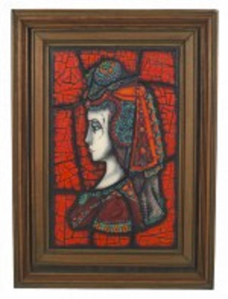 Ritratto di profilo in vetroceramica arancione di una giovane donna olandese della metà del secolo scorso.
