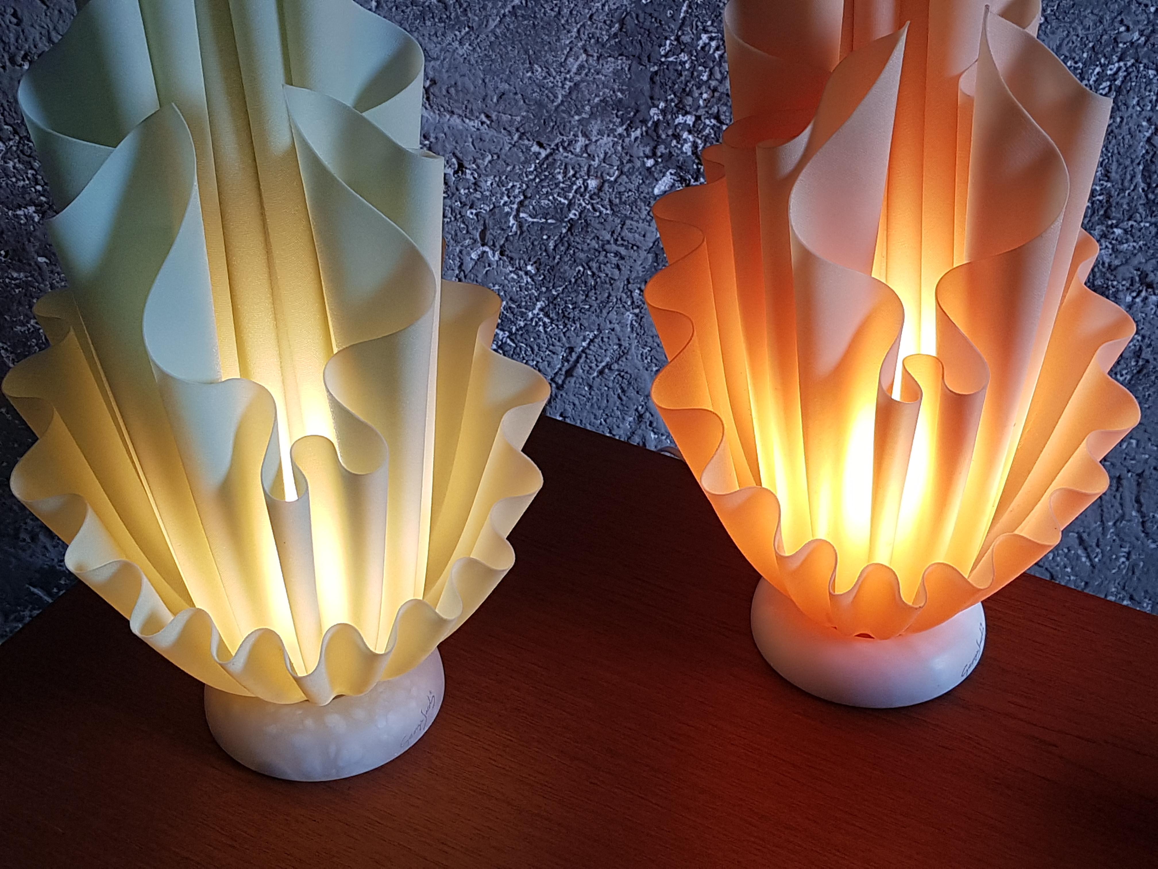 Mid-Century Salmon colored Corolle Lamp by Georgia Jacob, France 1970s.

made from resin on a marble base.
France, 1970s.
perfect vintage condition.

salmon colored version.
we also have the yellow colored on stock.