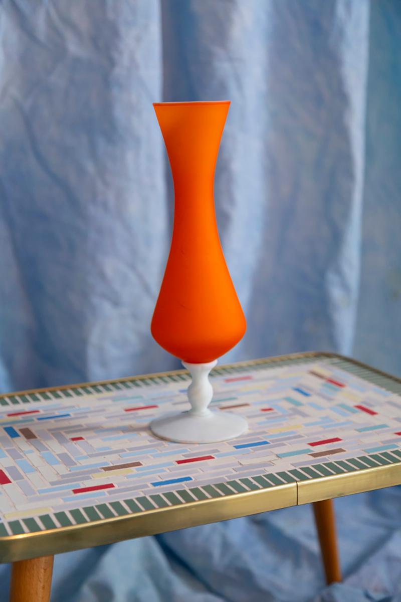 Orangefarbene dekorative Glasvase aus der Mitte des Jahrhunderts, Europa, 1960er Jahre (Moderne der Mitte des Jahrhunderts) im Angebot