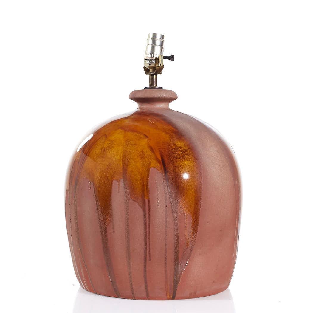 Mid-Century Modern Lampe en poterie du milieu du siècle à glaçure orange en vente
