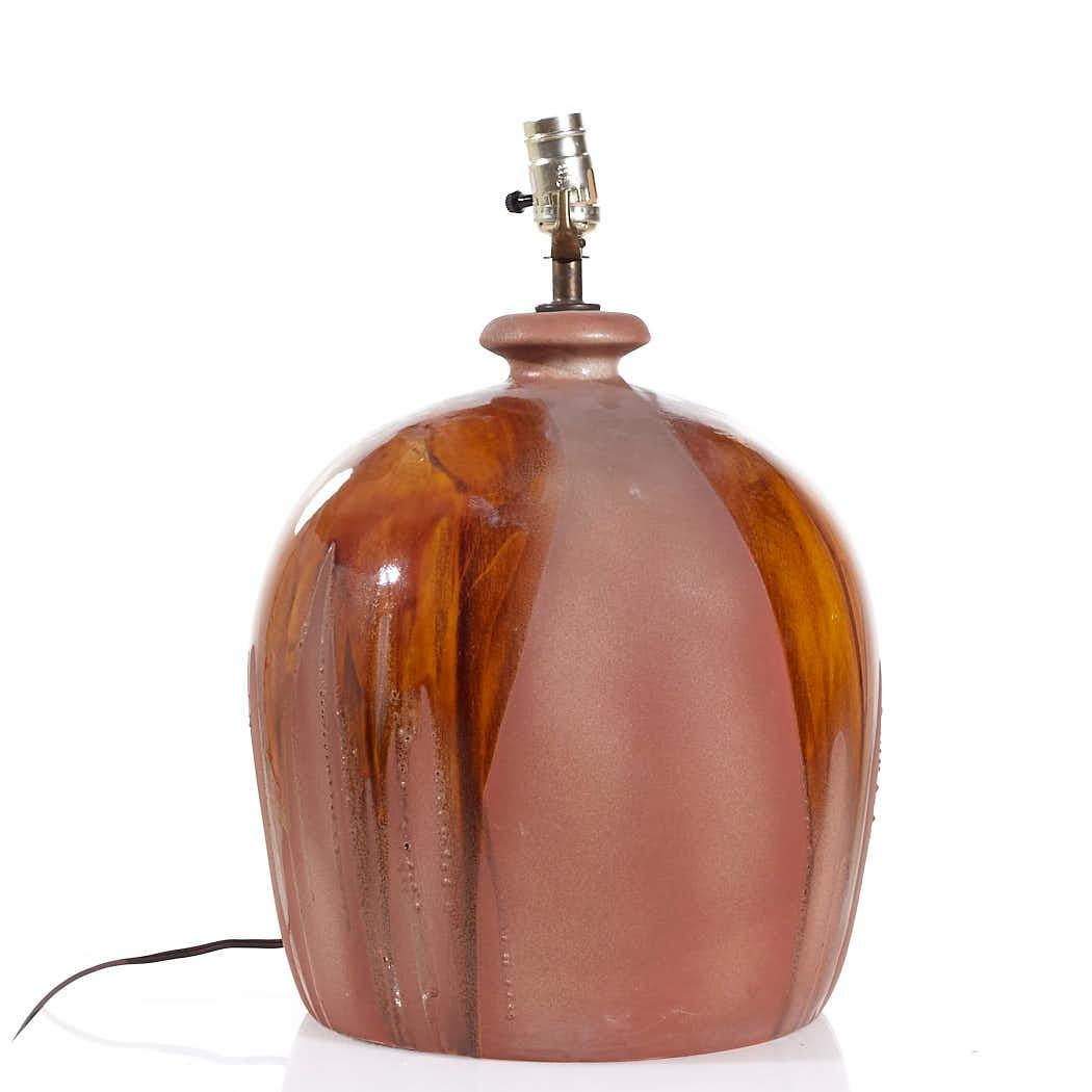 Lampe en poterie du milieu du siècle à glaçure orange Bon état - En vente à Countryside, IL