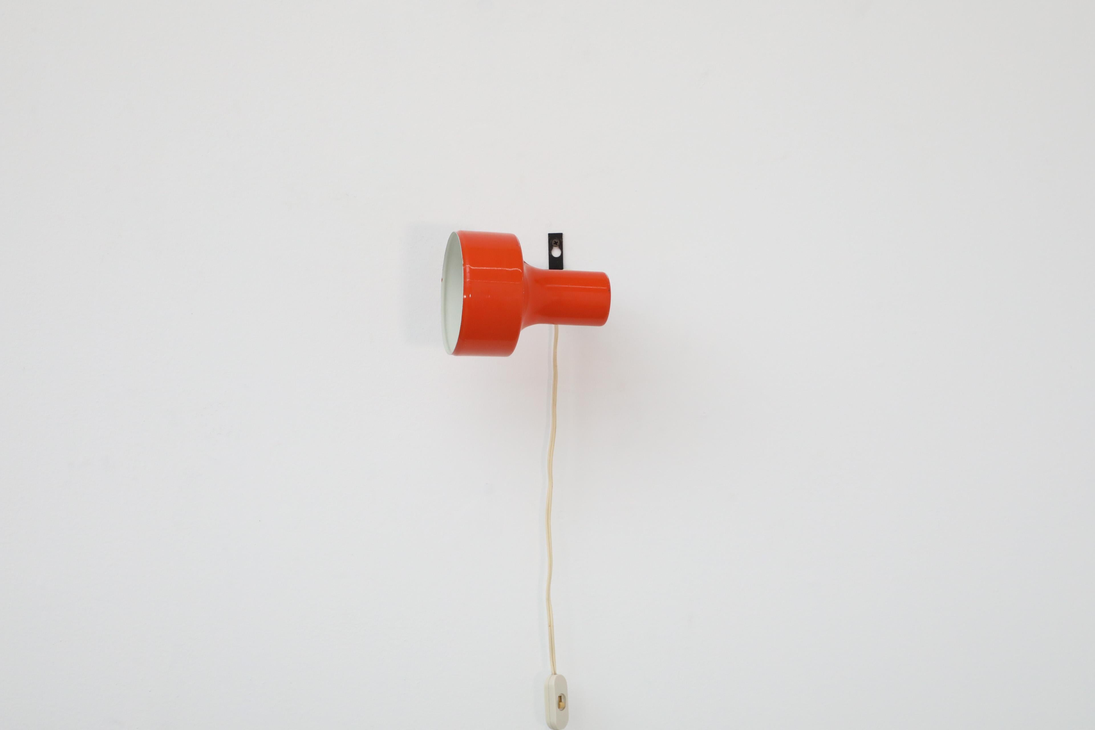 Foco de Pared Articulado Esmaltado Naranja de Mitad de Siglo de Anvia con Base Negra en venta 3