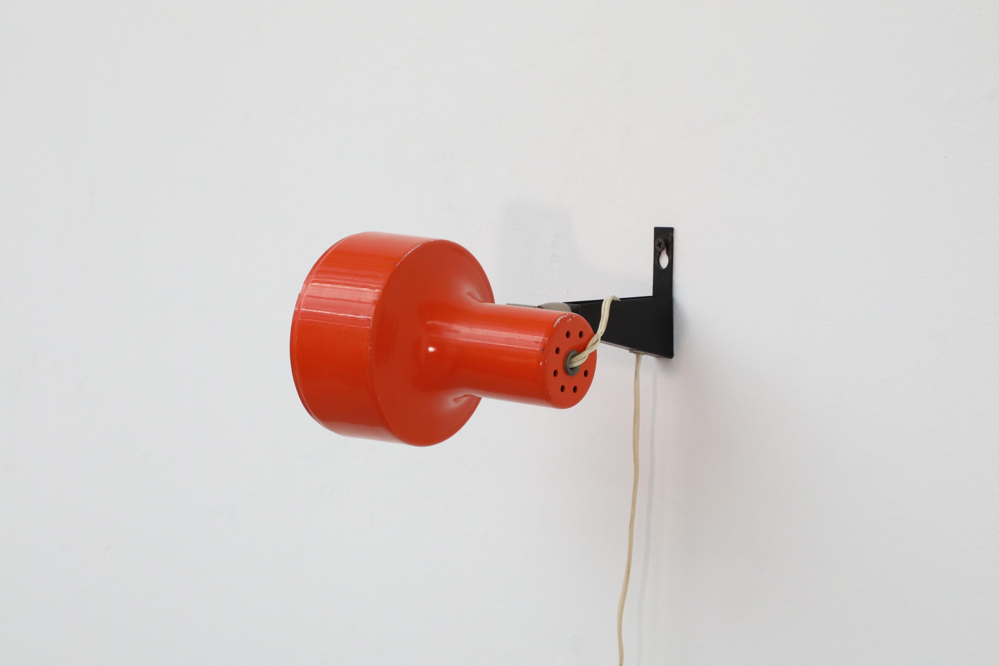 Foco de Pared Articulado Esmaltado Naranja de Mitad de Siglo de Anvia con Base Negra en venta 4