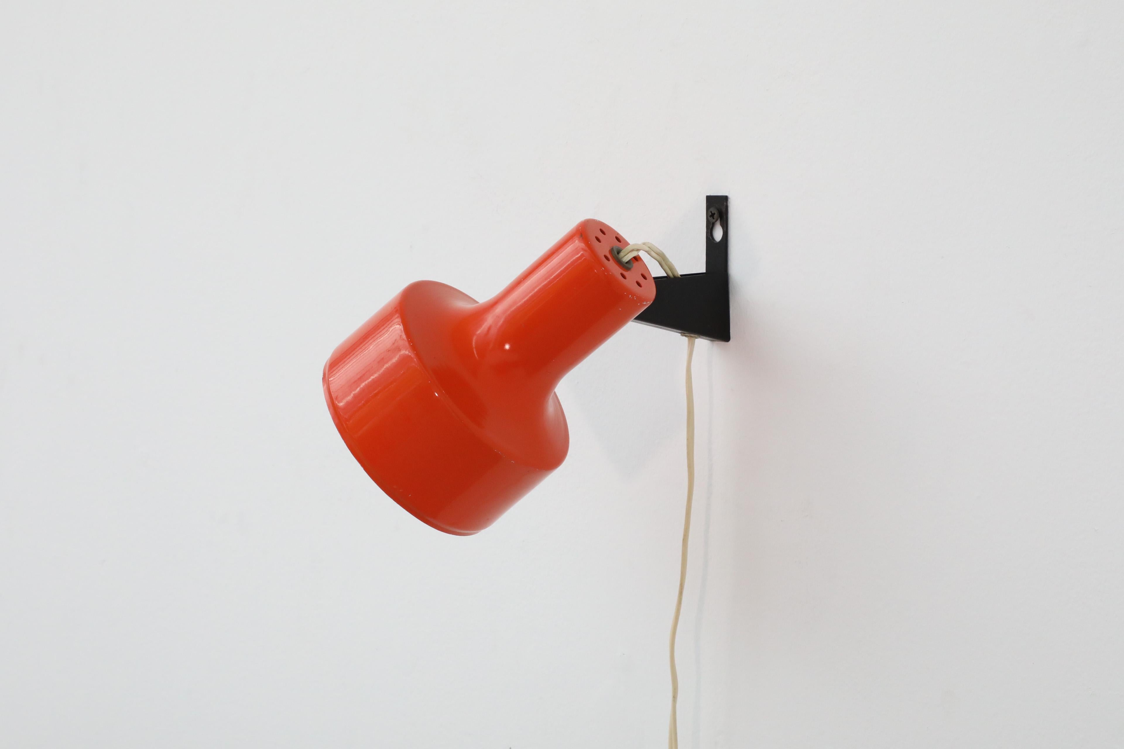 Foco de Pared Articulado Esmaltado Naranja de Mitad de Siglo de Anvia con Base Negra en venta 5