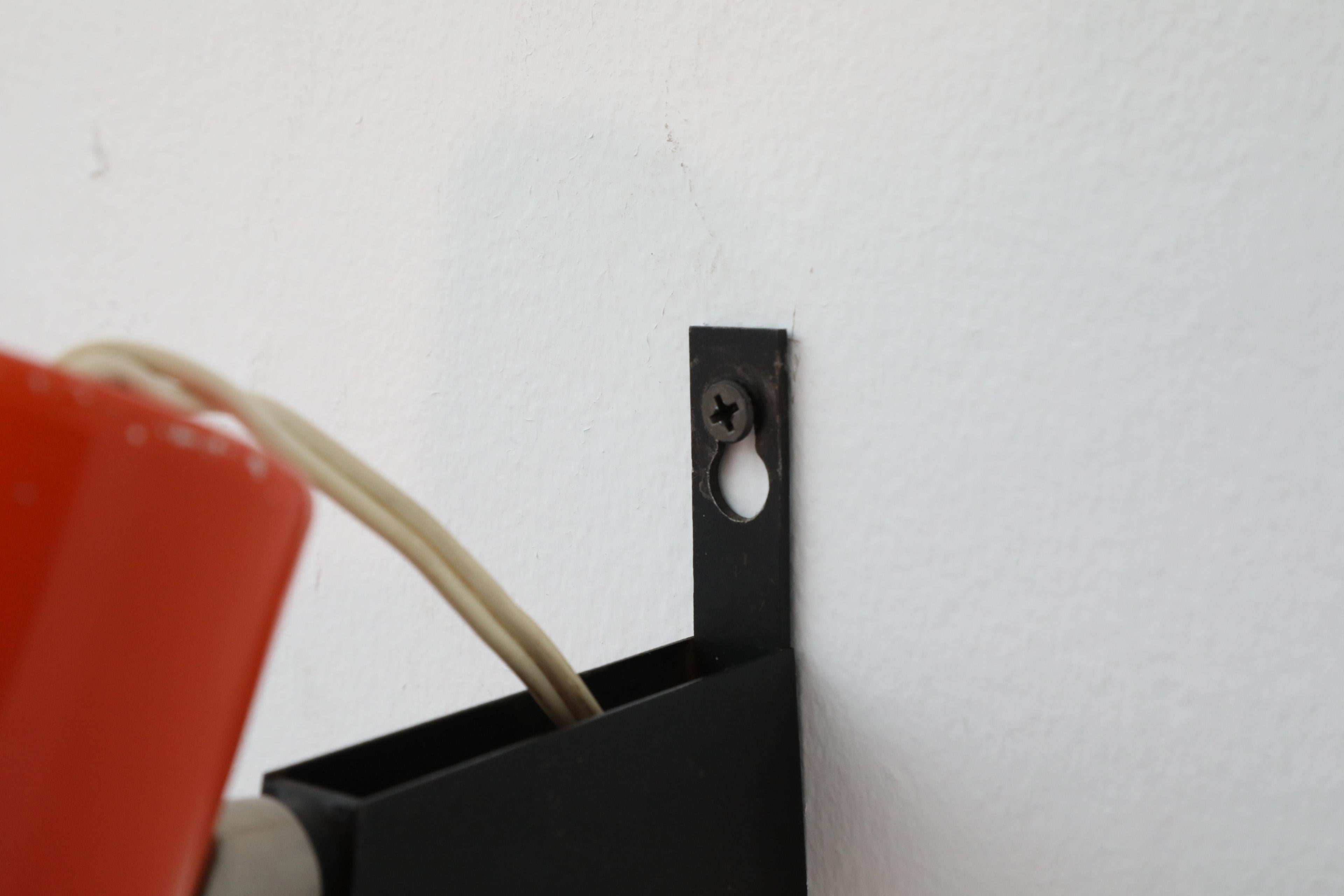 Foco de Pared Articulado Esmaltado Naranja de Mitad de Siglo de Anvia con Base Negra en venta 6