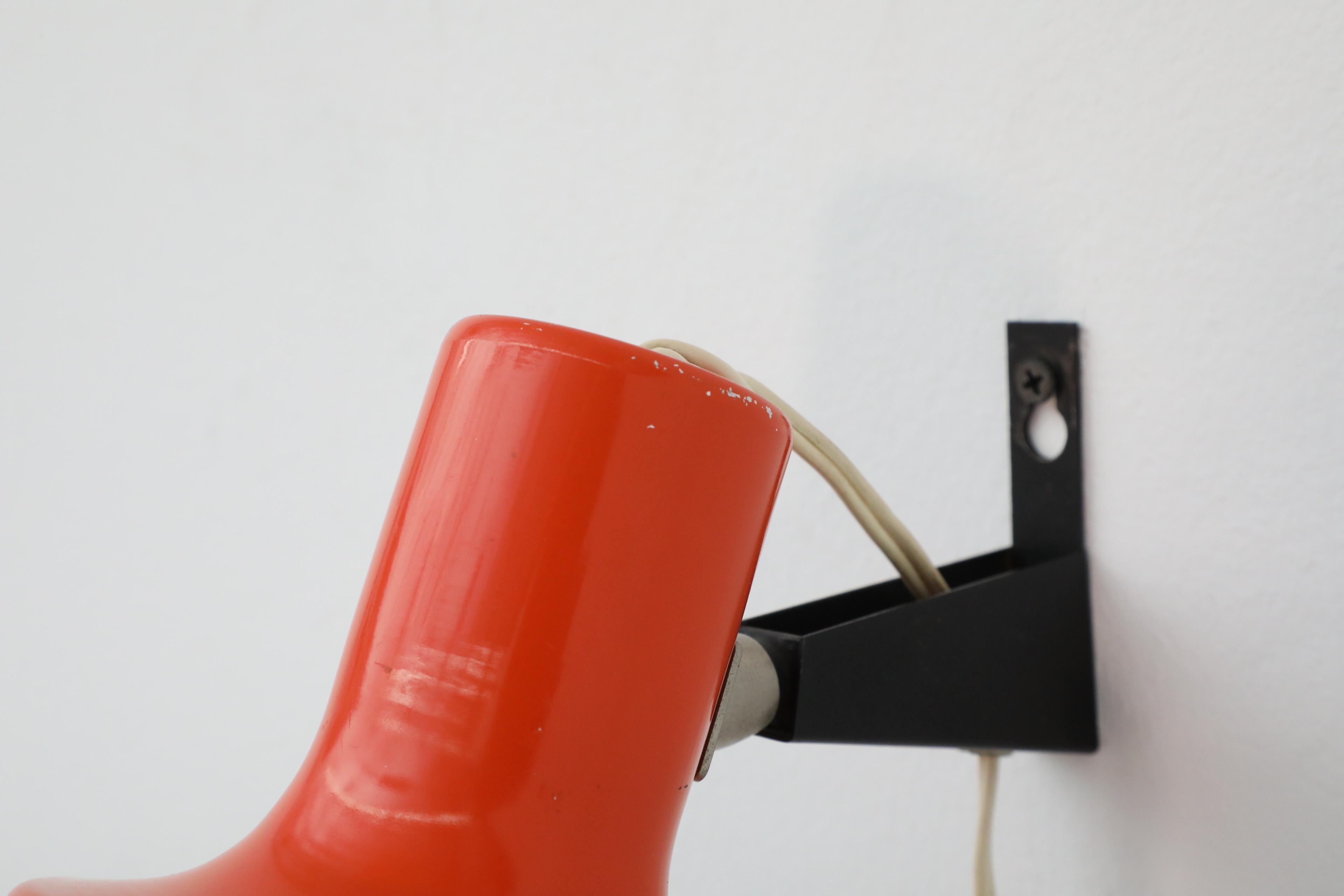 Foco de Pared Articulado Esmaltado Naranja de Mitad de Siglo de Anvia con Base Negra en venta 7