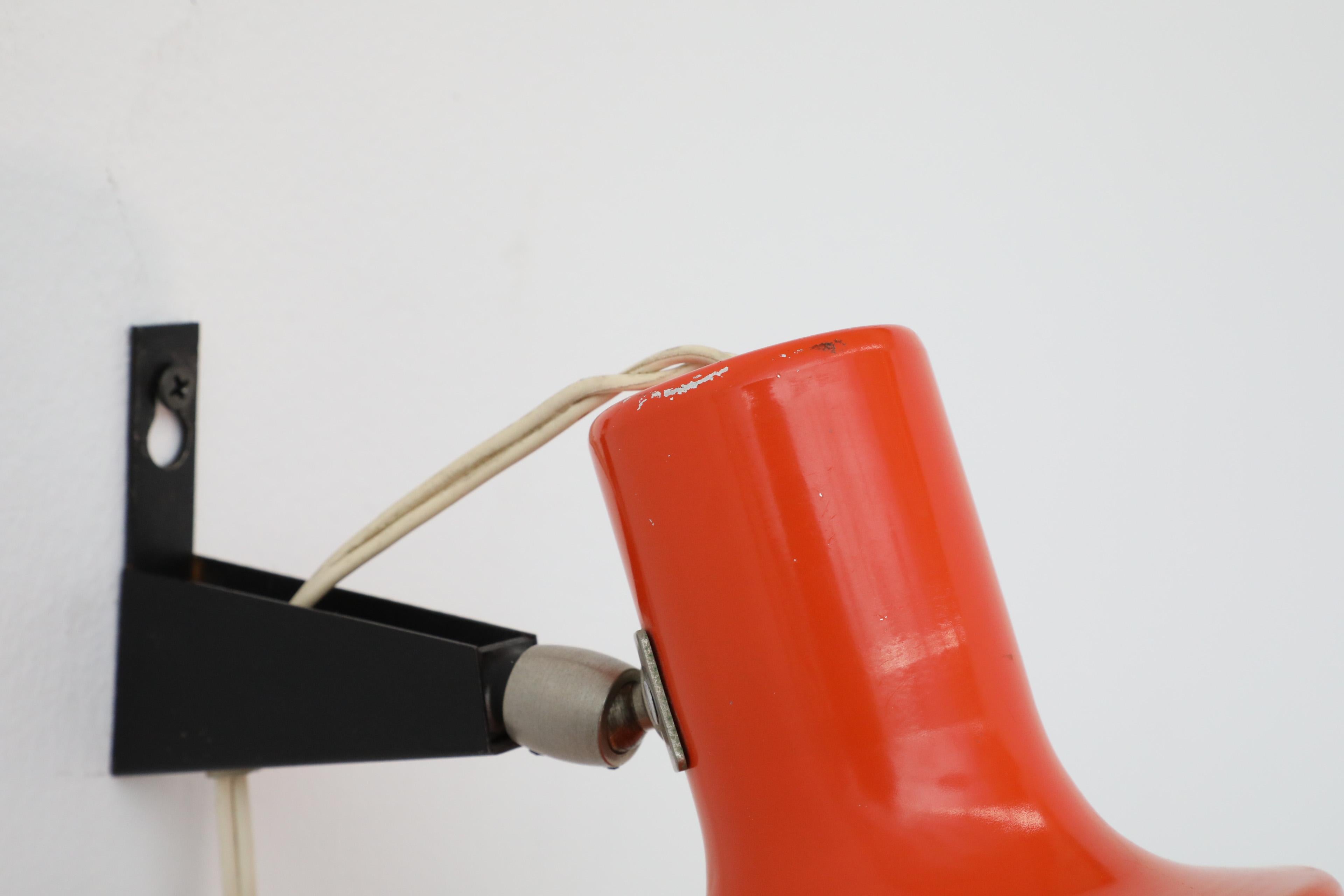 Foco de Pared Articulado Esmaltado Naranja de Mitad de Siglo de Anvia con Base Negra en venta 8