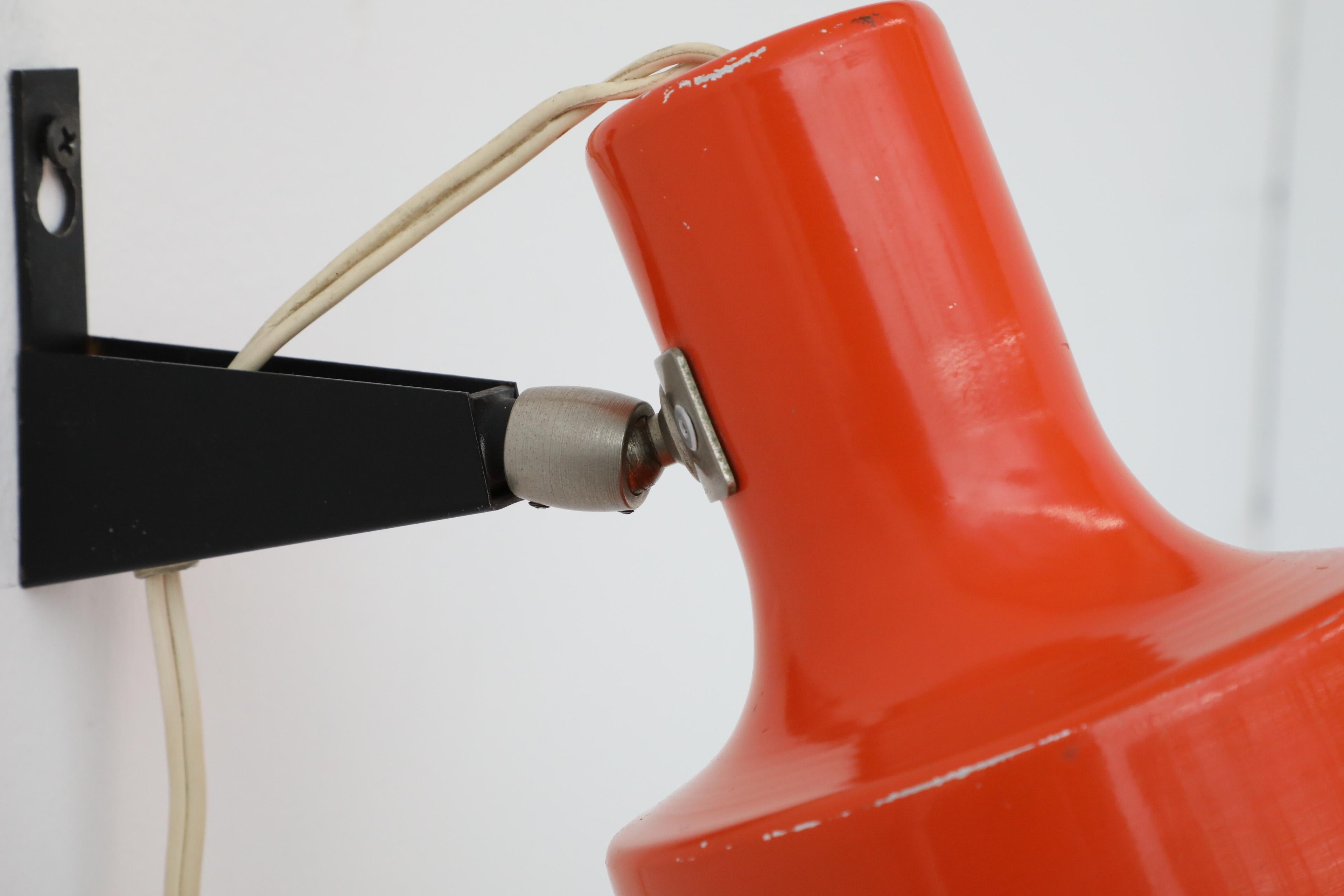 Foco de Pared Articulado Esmaltado Naranja de Mitad de Siglo de Anvia con Base Negra en venta 9