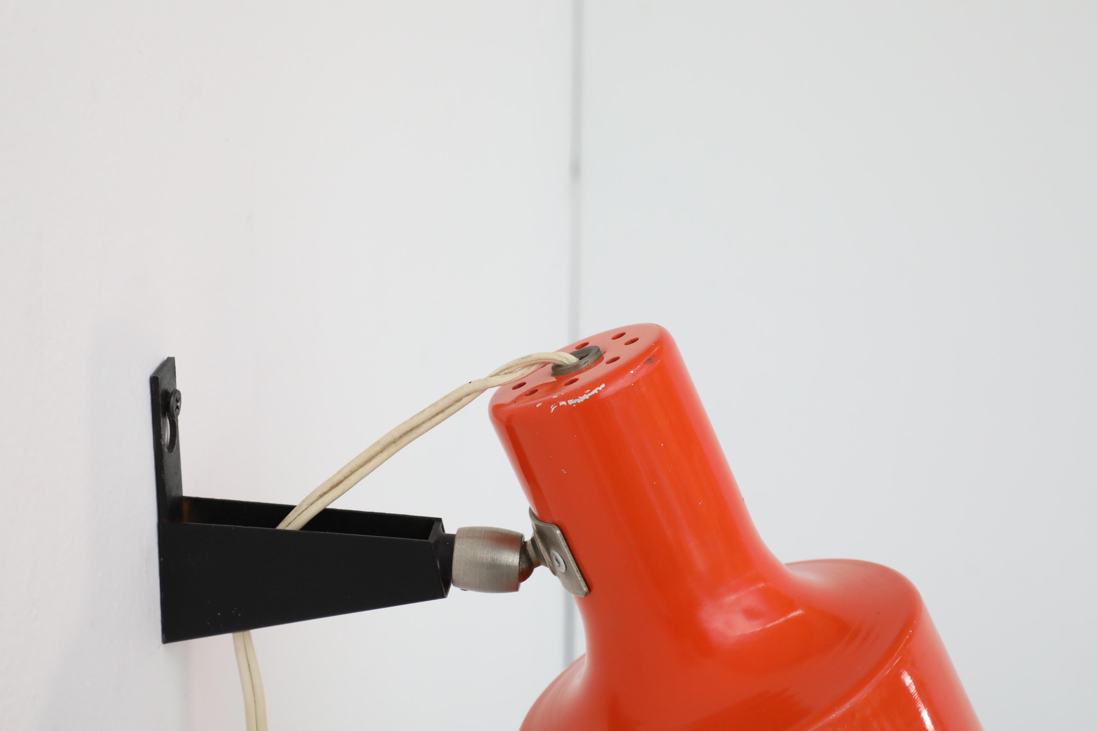Foco de Pared Articulado Esmaltado Naranja de Mitad de Siglo de Anvia con Base Negra en venta 10