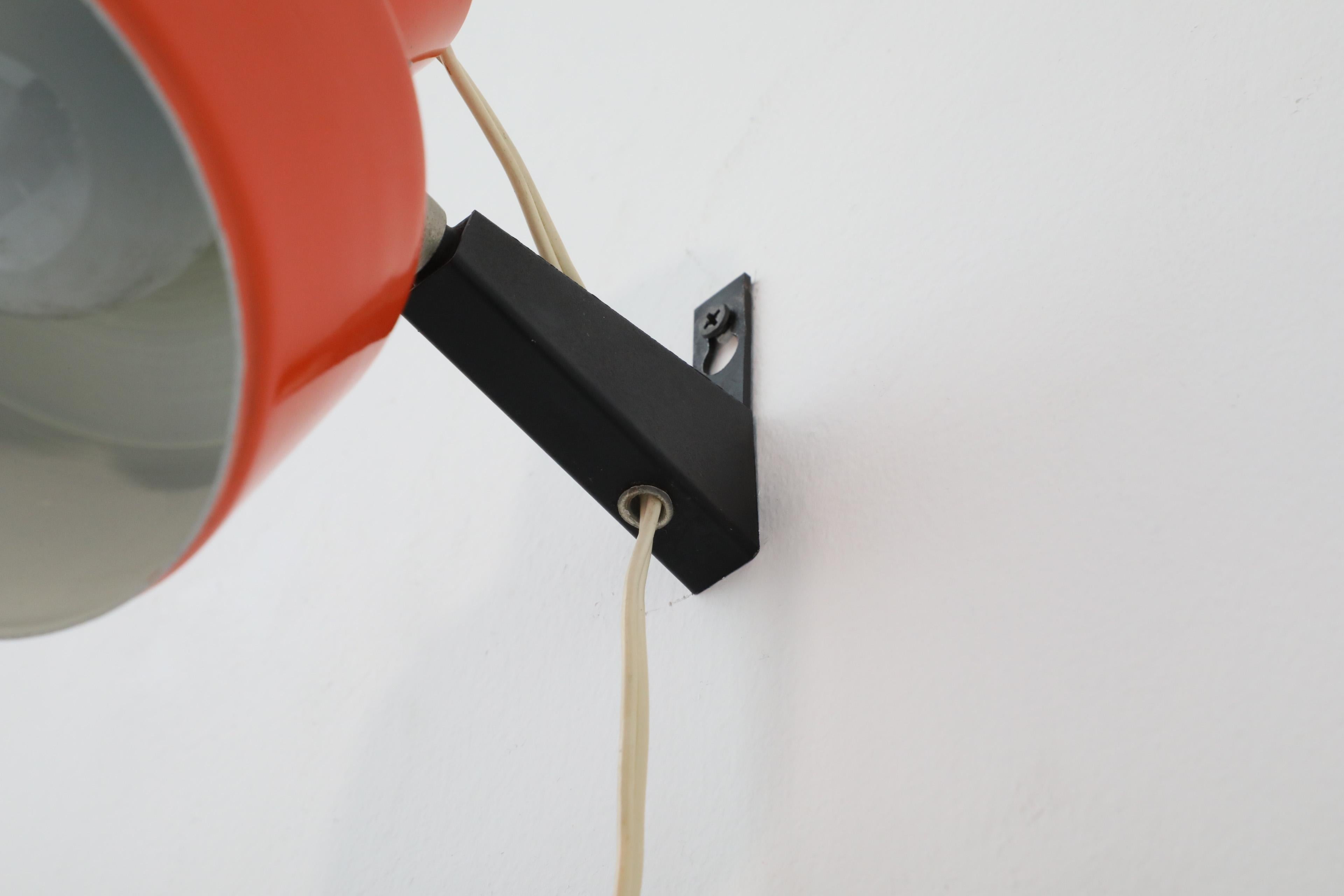 Foco de Pared Articulado Esmaltado Naranja de Mitad de Siglo de Anvia con Base Negra en venta 11