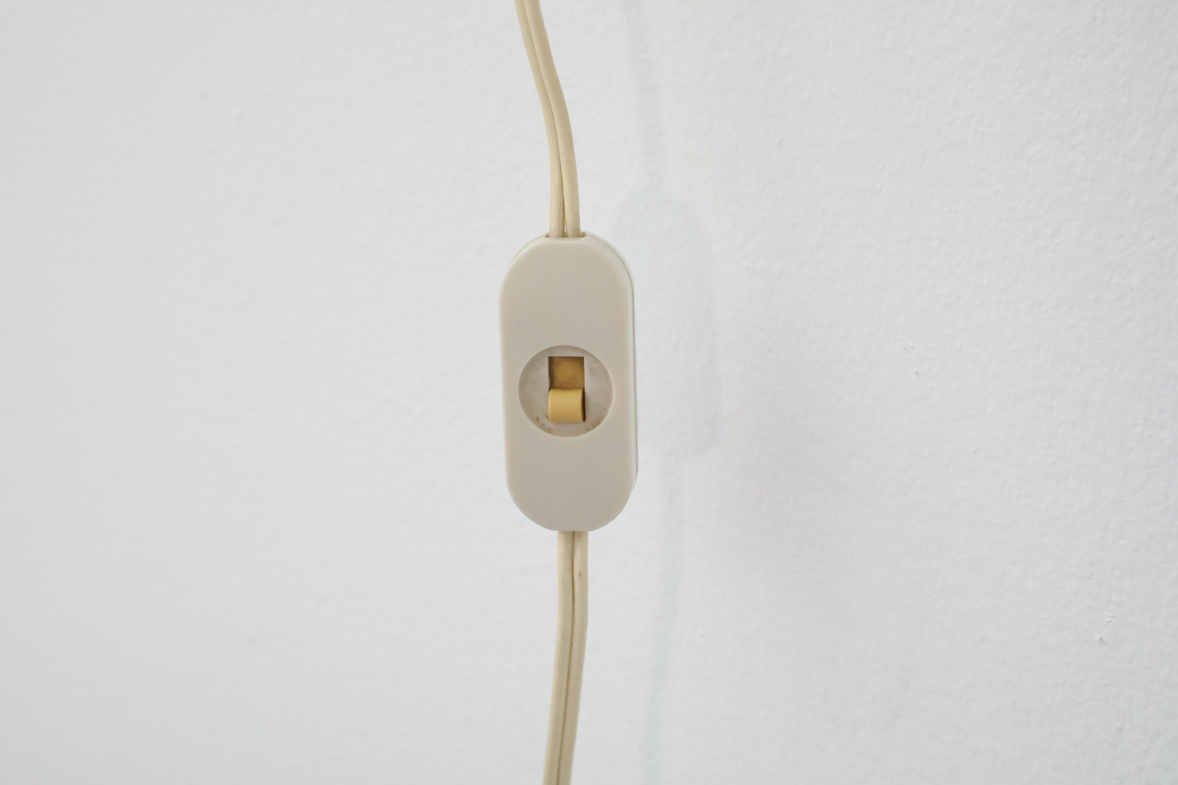 Foco de Pared Articulado Esmaltado Naranja de Mitad de Siglo de Anvia con Base Negra en venta 12