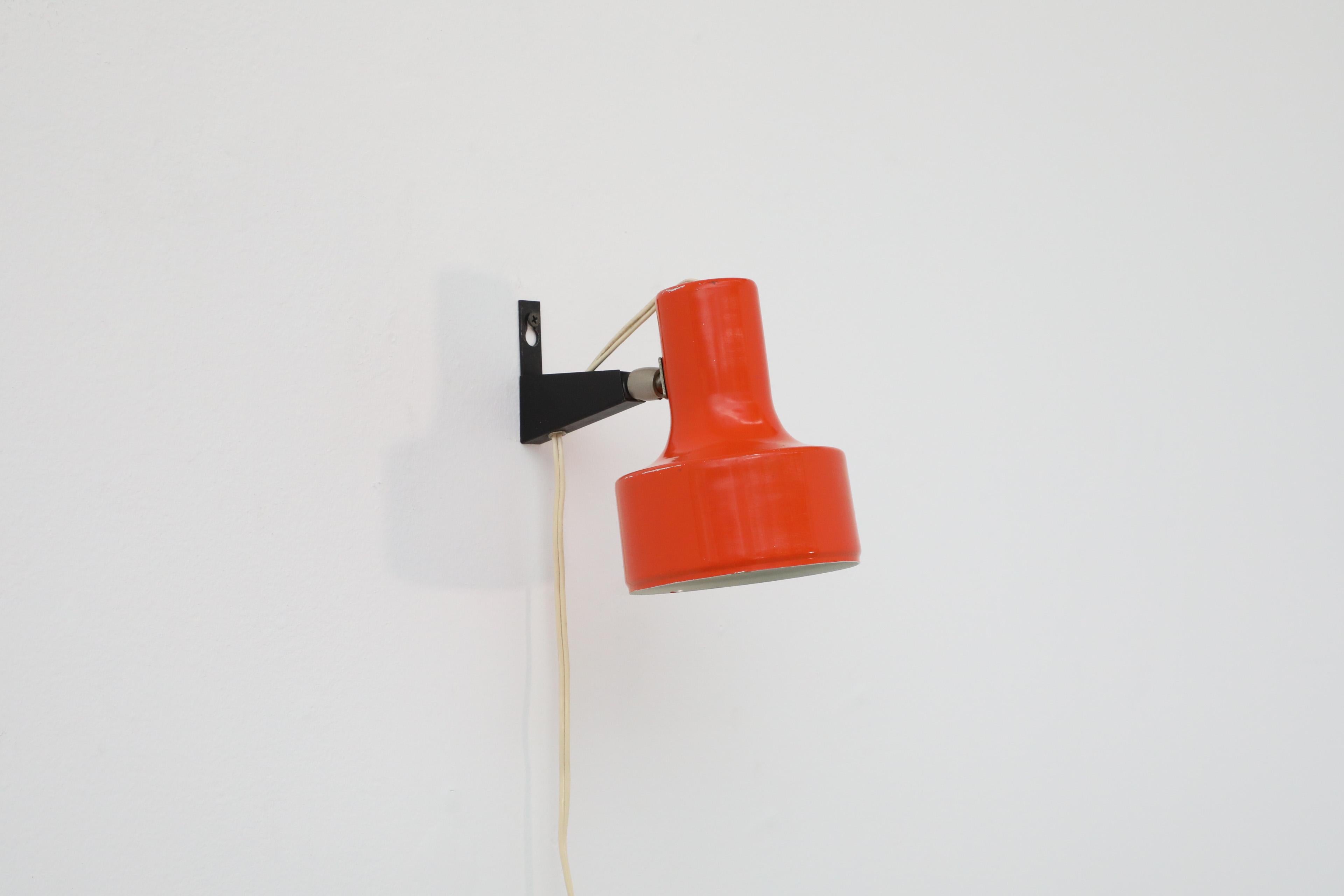 Aplique de pared Anvia con pantalla regulable de metal esmaltado naranja. En estado original con desgaste normal para su edad y uso. Hay otros colores disponibles, que se indican por separado.