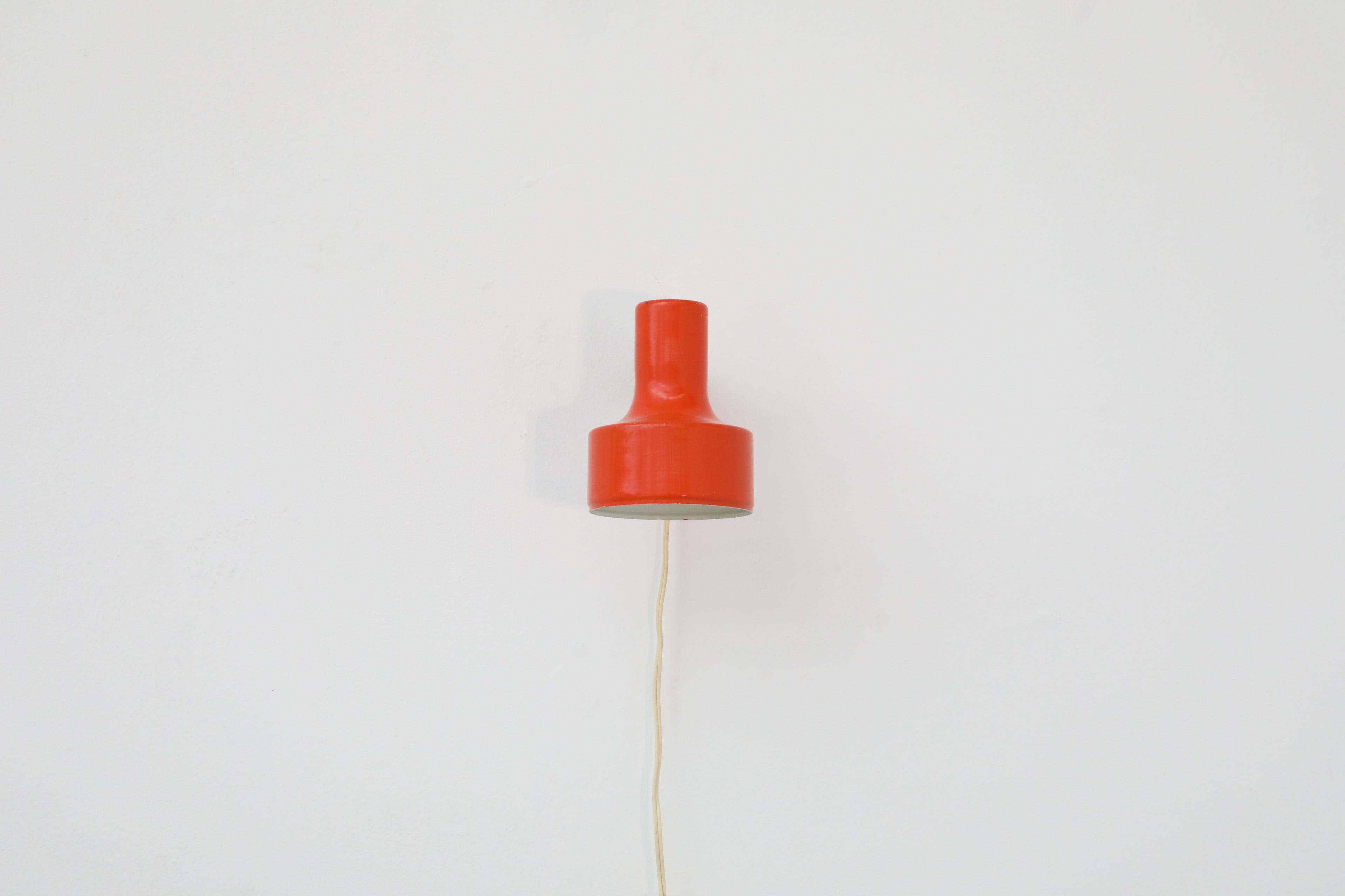 Foco de Pared Articulado Esmaltado Naranja de Mitad de Siglo de Anvia con Base Negra Moderno de mediados de siglo en venta