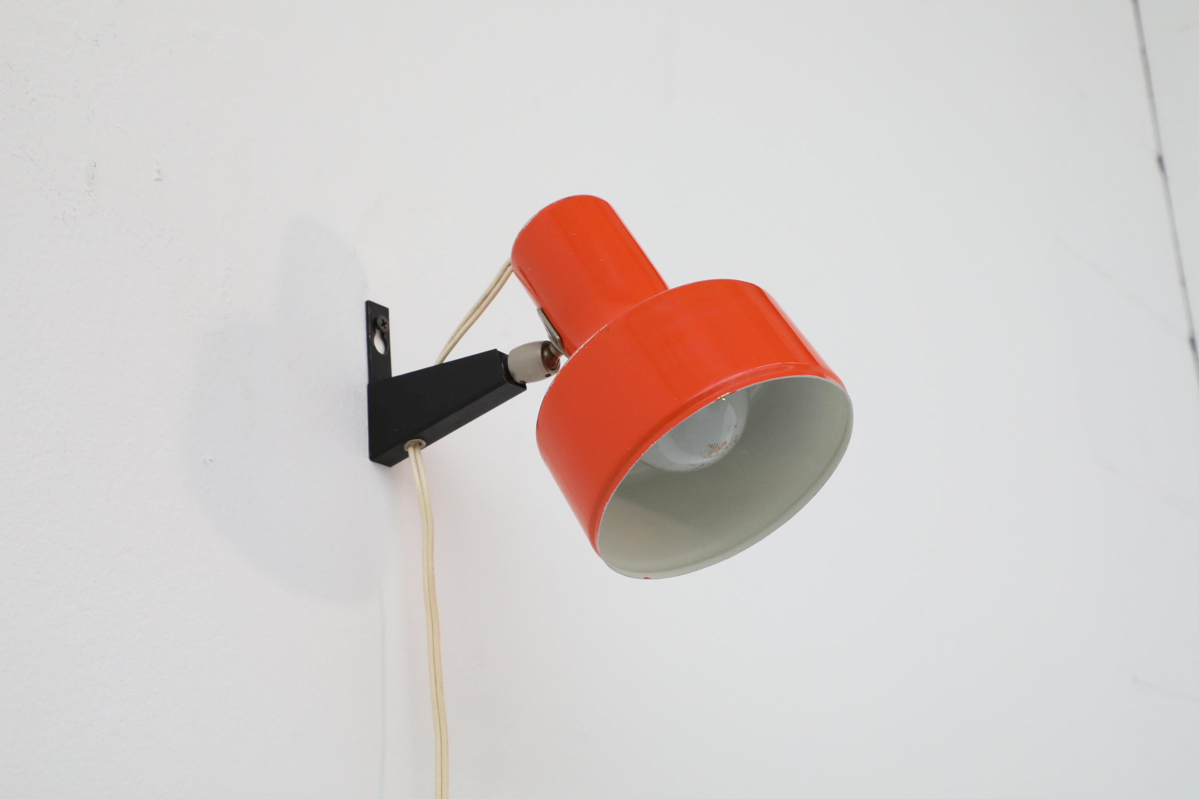 Foco de Pared Articulado Esmaltado Naranja de Mitad de Siglo de Anvia con Base Negra Holandés en venta