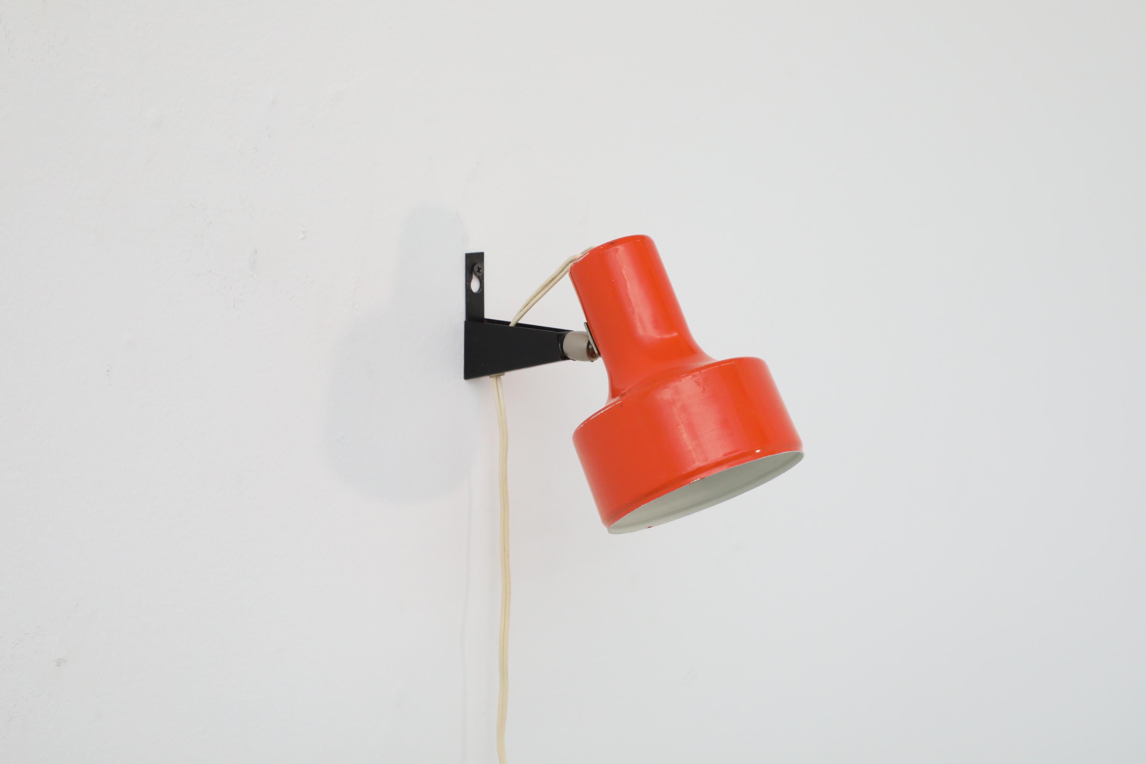 Foco de Pared Articulado Esmaltado Naranja de Mitad de Siglo de Anvia con Base Negra en Bueno estado para la venta en Los Angeles, CA