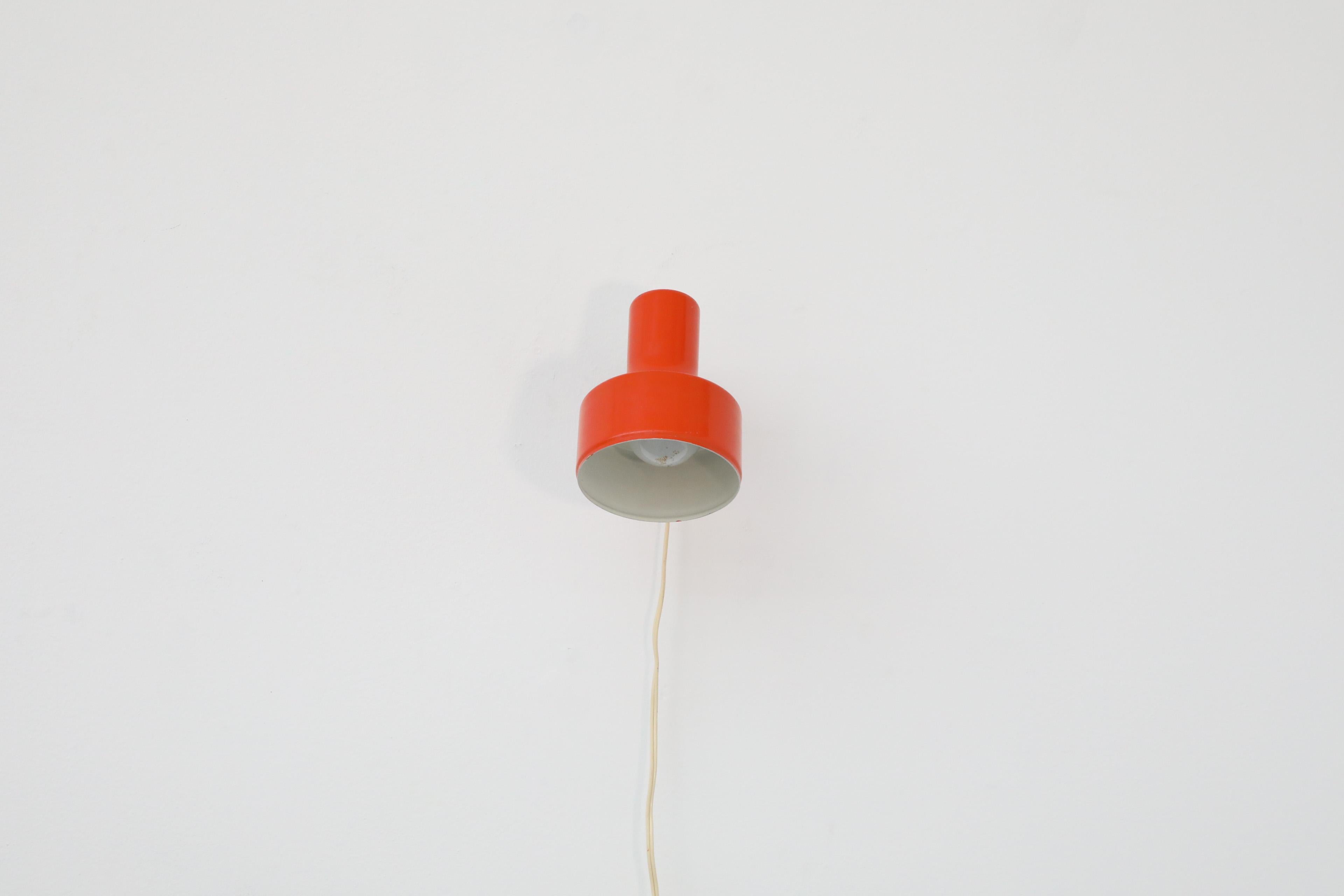 Foco de Pared Articulado Esmaltado Naranja de Mitad de Siglo de Anvia con Base Negra siglo XX en venta