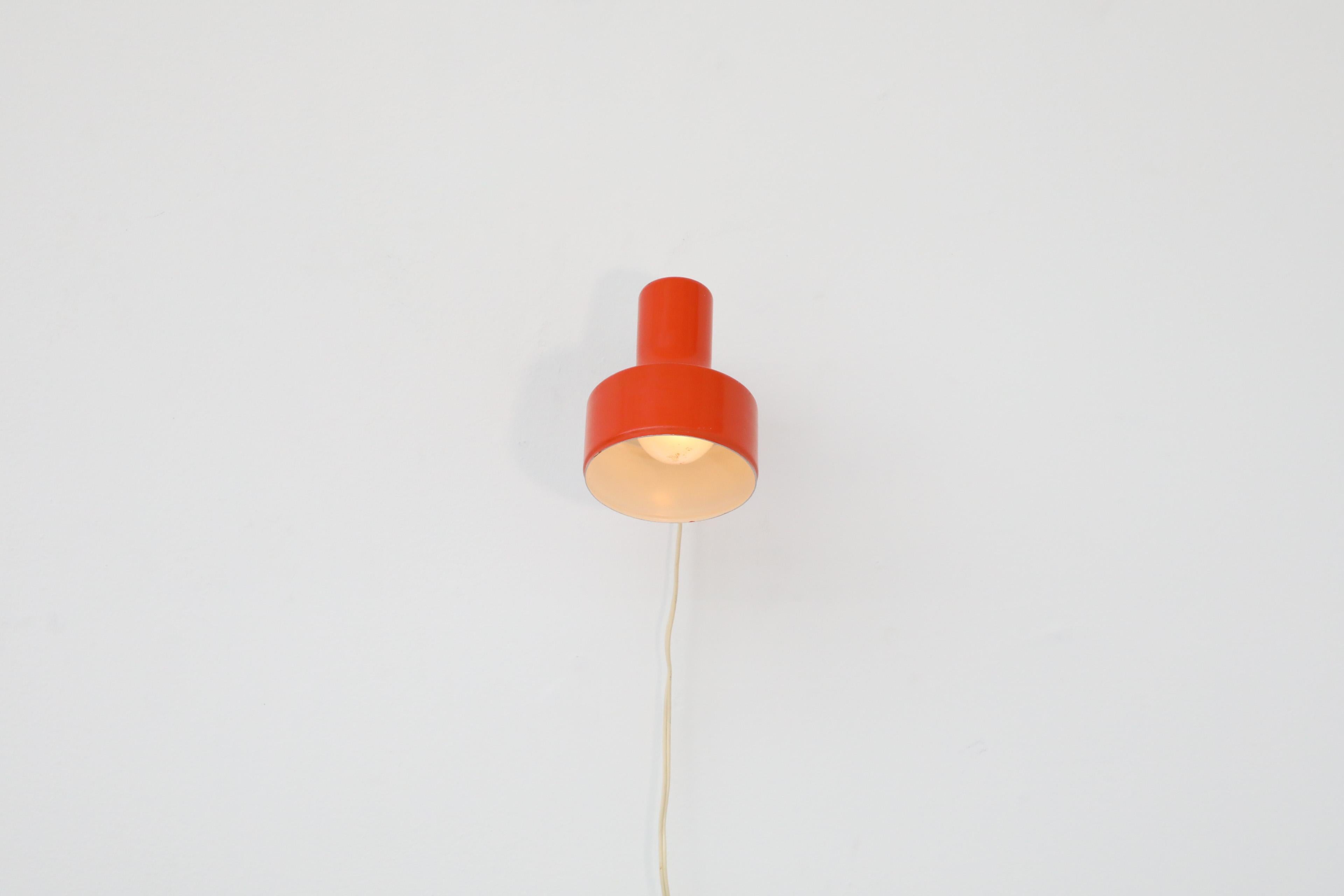 Foco de Pared Articulado Esmaltado Naranja de Mitad de Siglo de Anvia con Base Negra Metal en venta