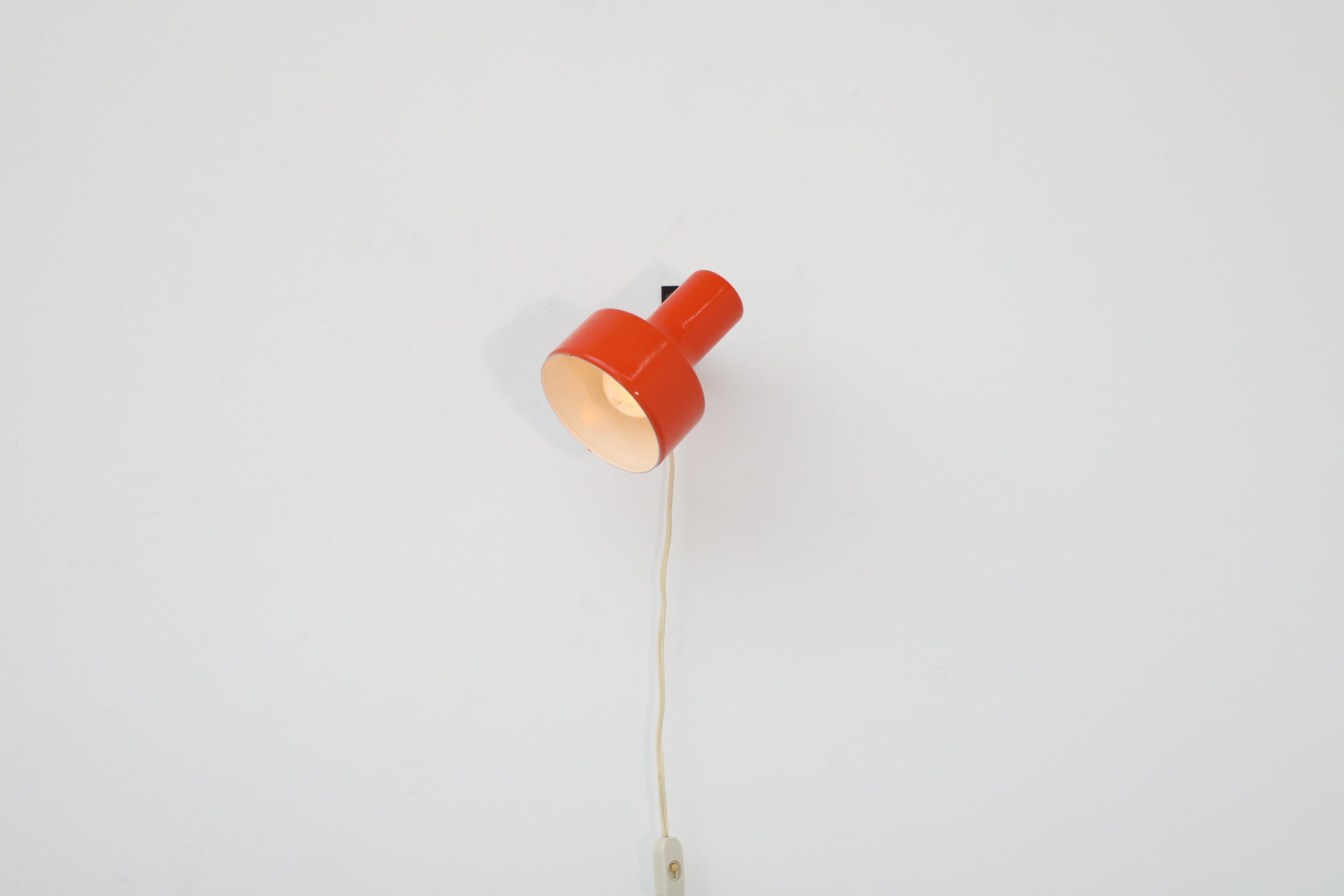 Foco de Pared Articulado Esmaltado Naranja de Mitad de Siglo de Anvia con Base Negra en venta 1