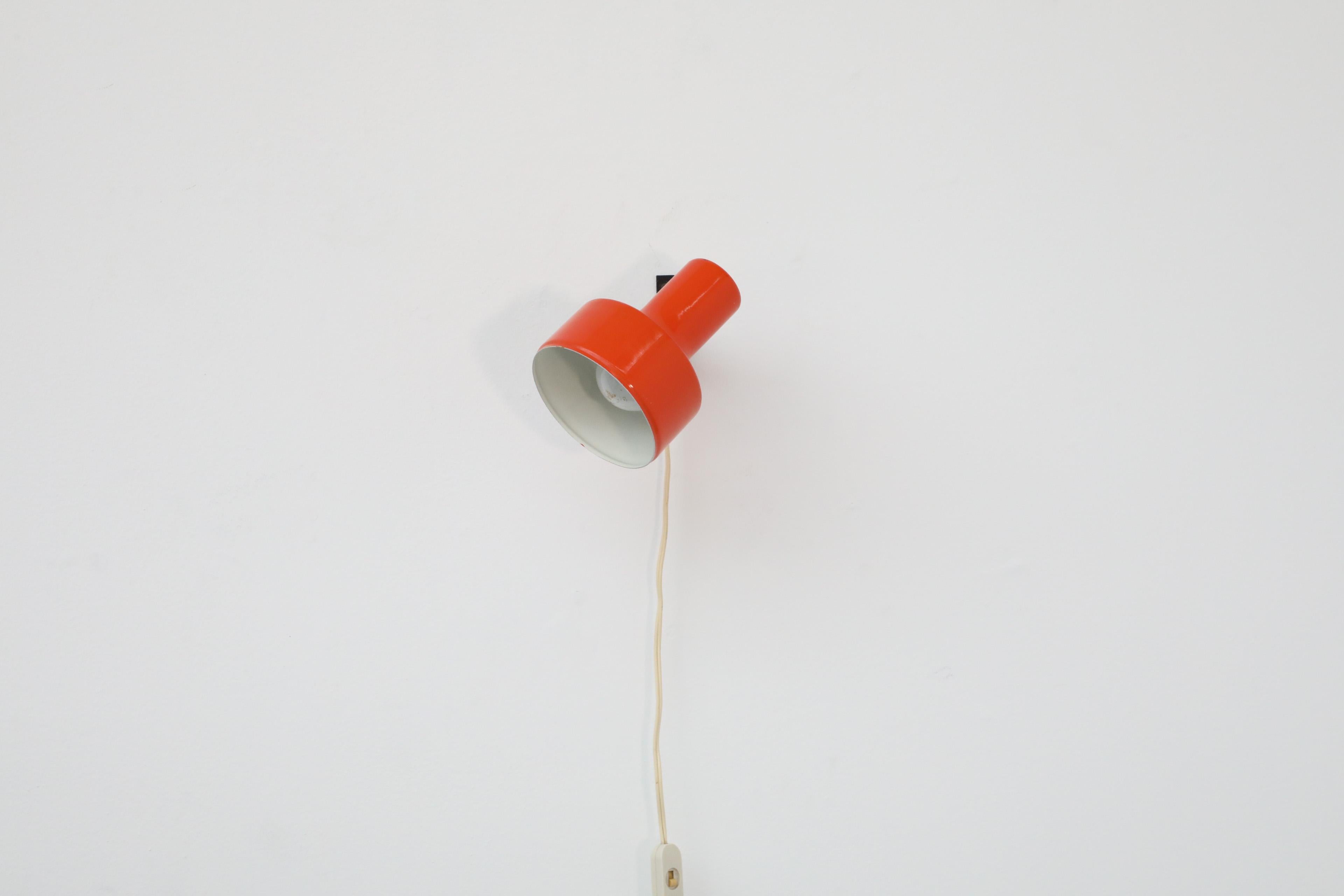 Foco de Pared Articulado Esmaltado Naranja de Mitad de Siglo de Anvia con Base Negra en venta 2