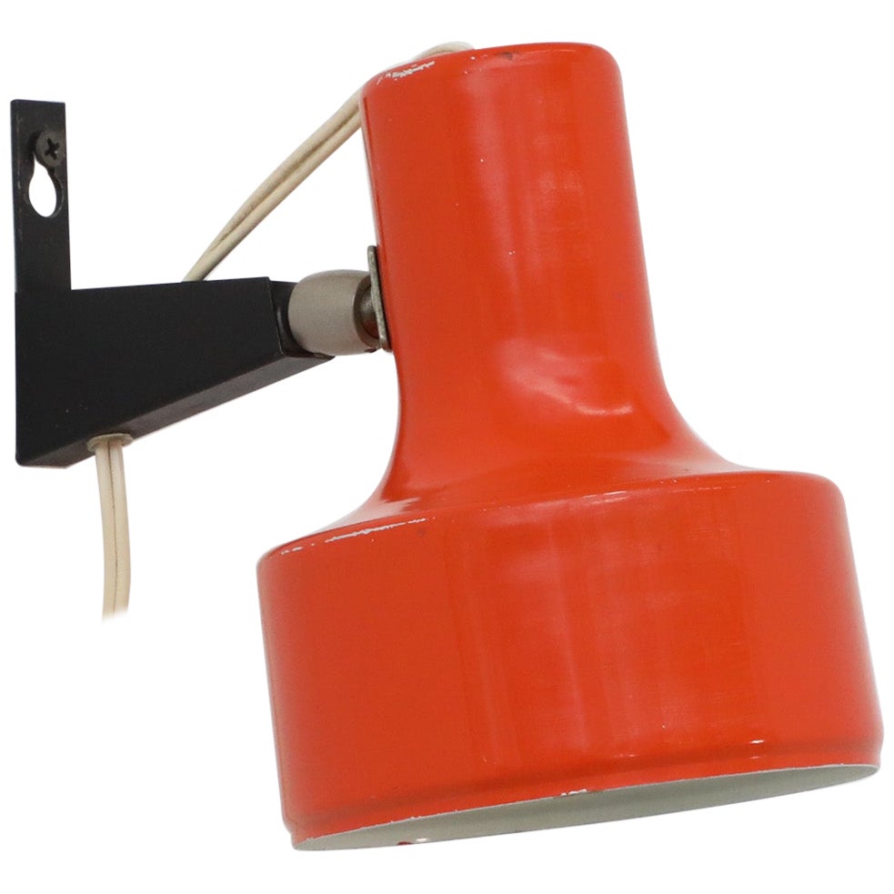 Foco de Pared Articulado Esmaltado Naranja de Mitad de Siglo de Anvia con Base Negra en venta