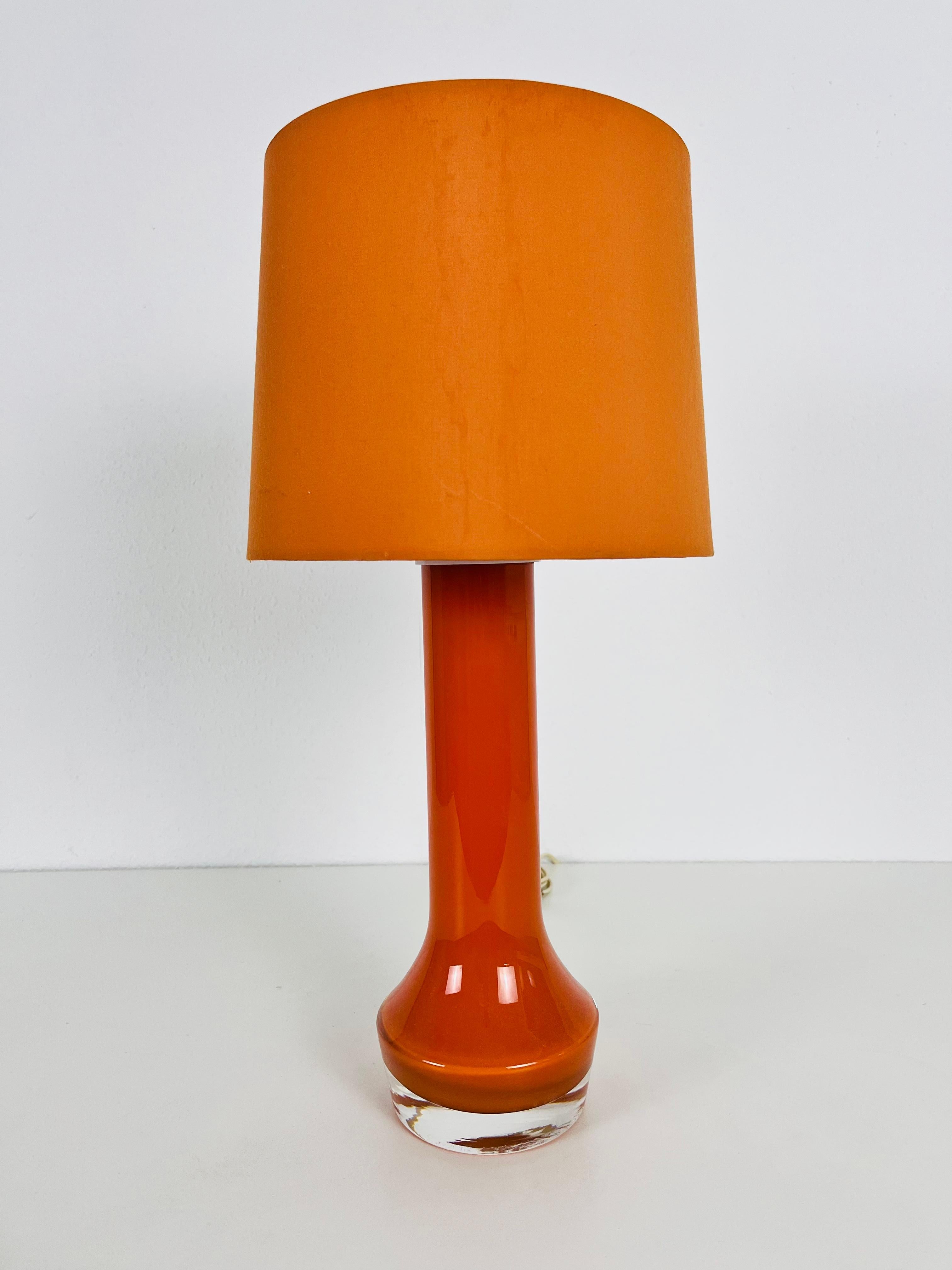 Mid-Century Modern Lampe de table à abat-jour en verre et tissu orange, années 1960 en vente