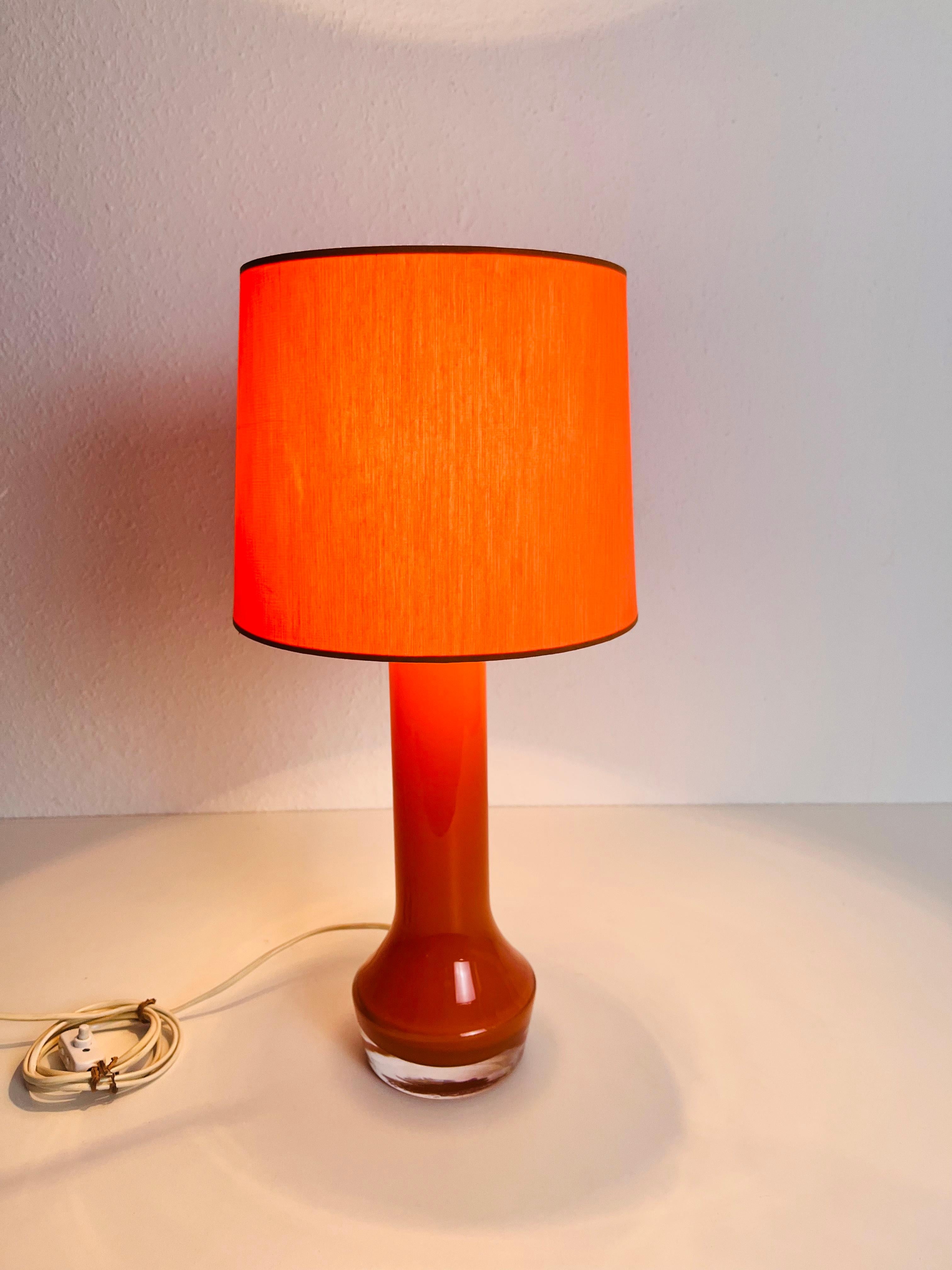 Suédois Lampe de table à abat-jour en verre et tissu orange, années 1960 en vente