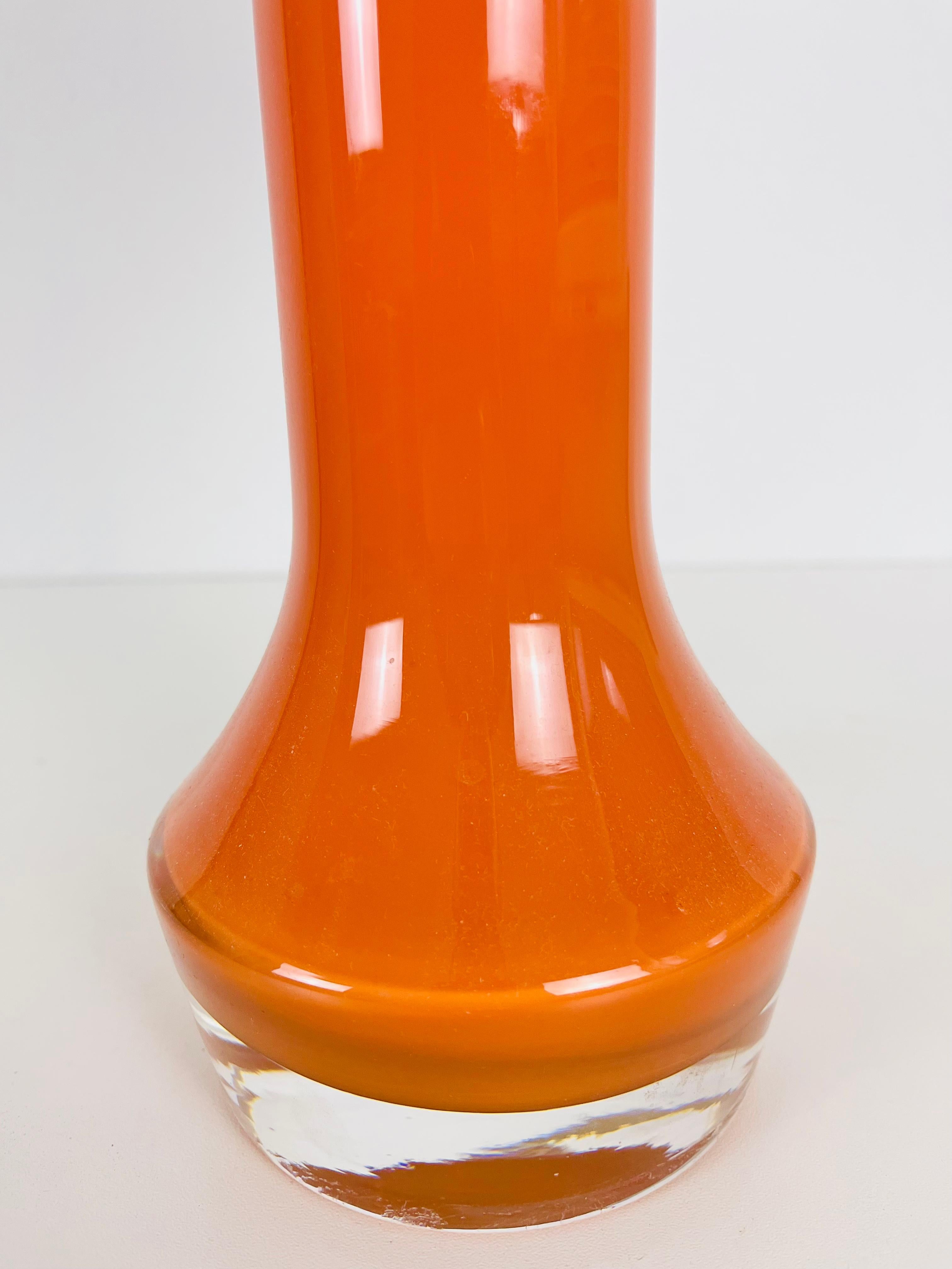 Milieu du XXe siècle Lampe de table à abat-jour en verre et tissu orange, années 1960 en vente