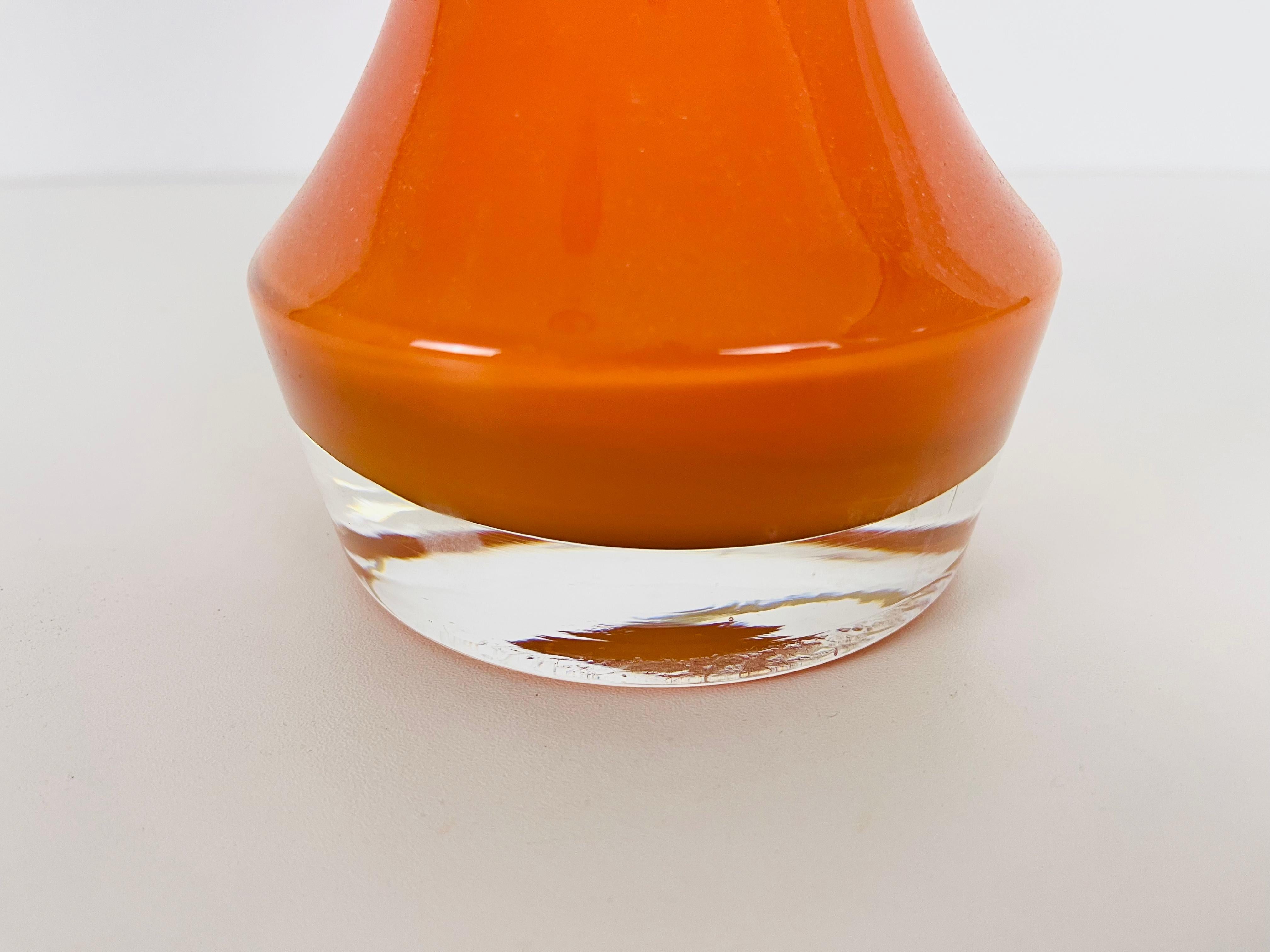 Tissu Lampe de table à abat-jour en verre et tissu orange, années 1960 en vente
