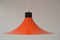 Colgante de metal lacado naranja de mediados de siglo, hacia la década de 1980
