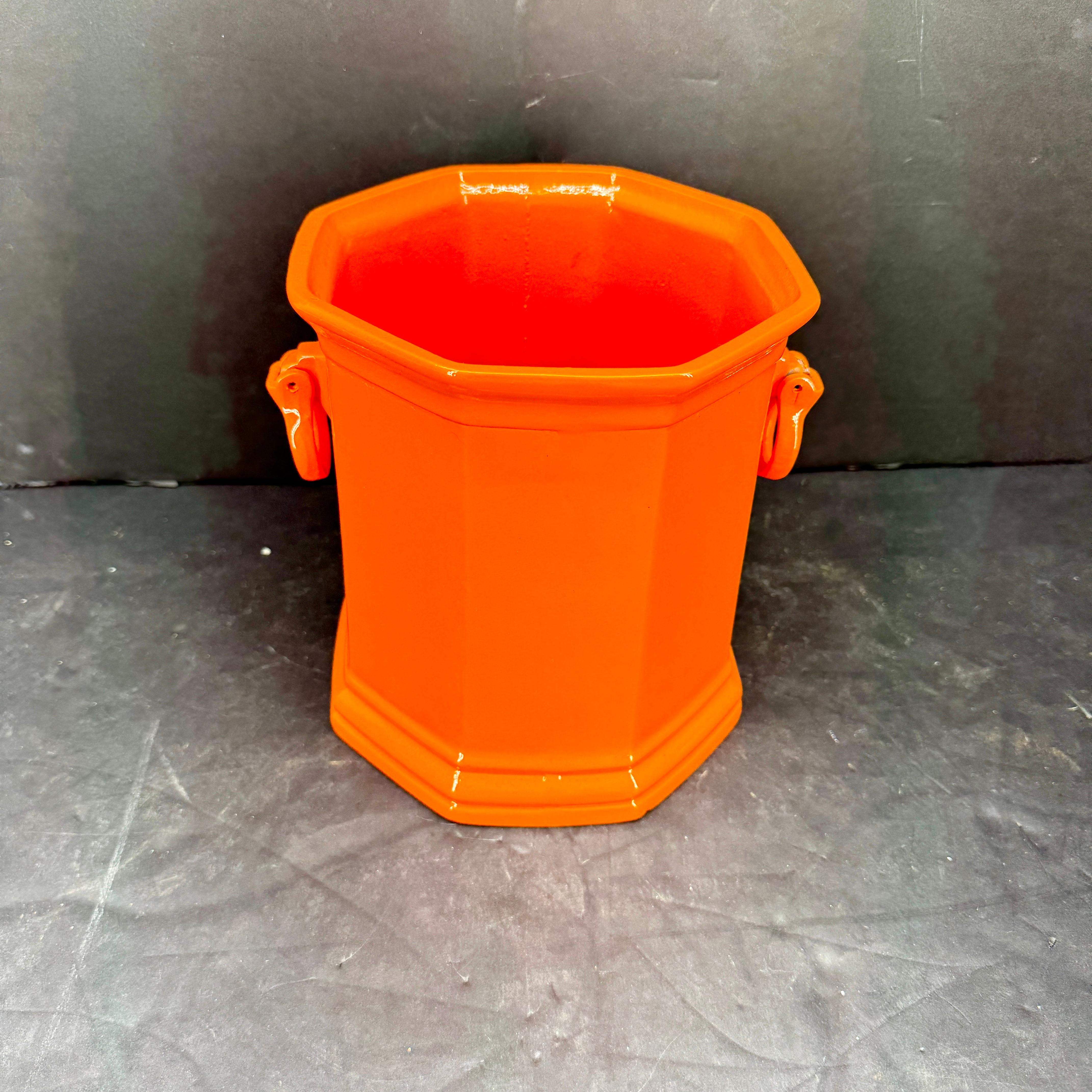 Fantastischer stabiler Flaschenhalter, pulverbeschichtet in einer Farbe, die wir gerne Hermes-Orange nennen. Diese Eimer eignen sich hervorragend zum Kühlen von Wein auf einer Bar oder einem Tisch, für Blumen oder für so ziemlich alles,