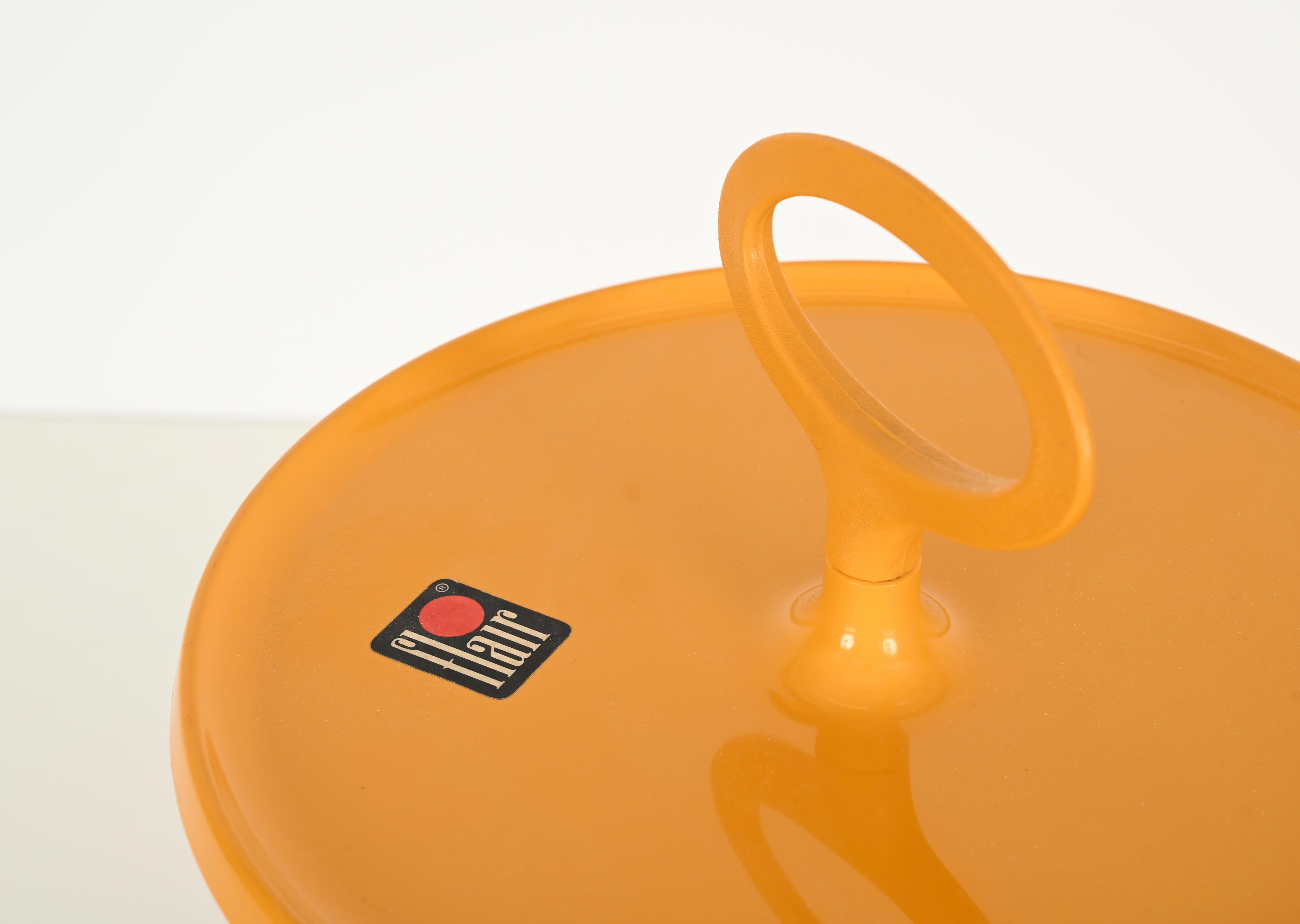 Runder Beistelltisch in Orange mit Flaschenhalter von Flair, Holland, 1970er Jahre (Italienisch) im Angebot